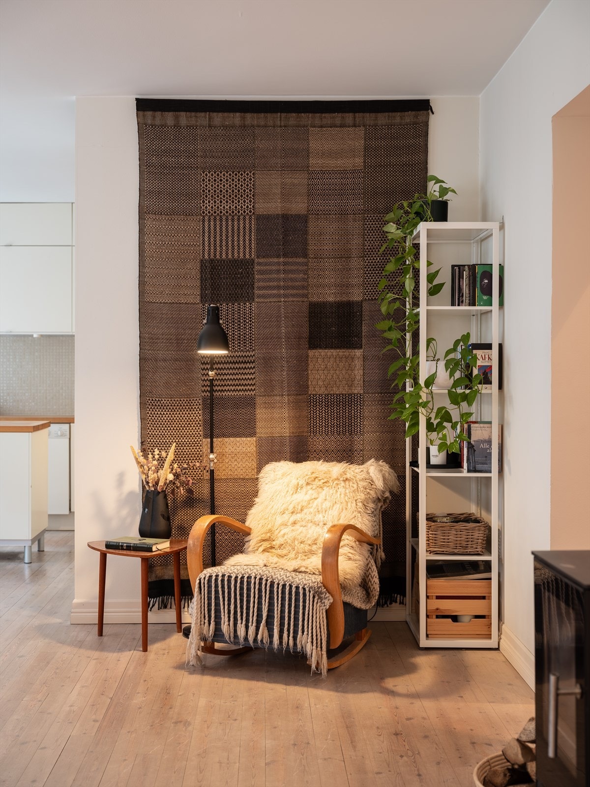 Felleskostnadene er på kr. 4 851,- i mnd. og felleskostnadene inkluderer blant annet tv/internett og diverse vedlikehold/drift iht. regnskap. Galleribilde