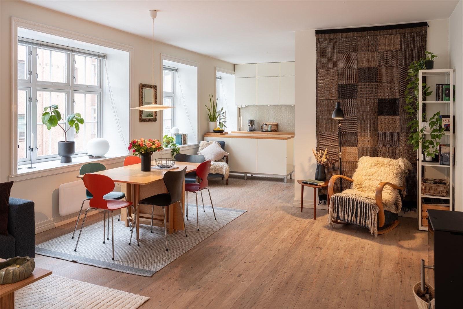 Leiligheten byr på 2 soverom, åpen stue/kjøkken løsning, bad og sørvendt balkong. Den åpne stue/kjøkken løsningen strekker seg over hele 42m². Galleribilde