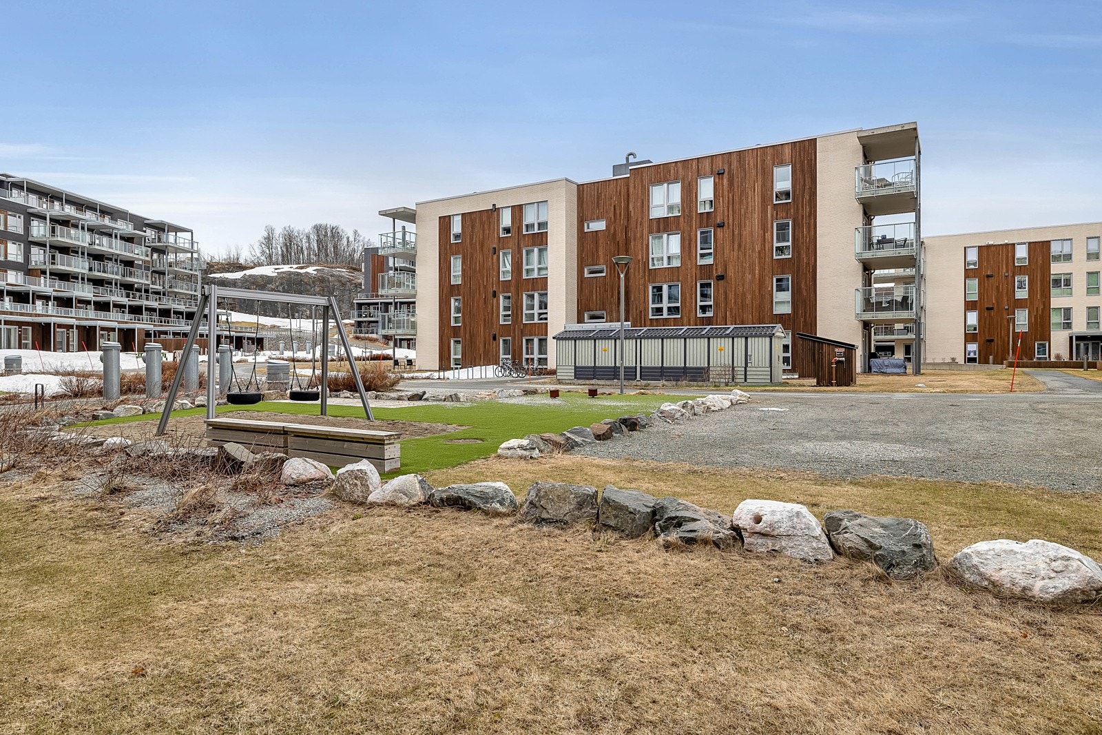 Lekeplass og fine uteområder. Galleribilde