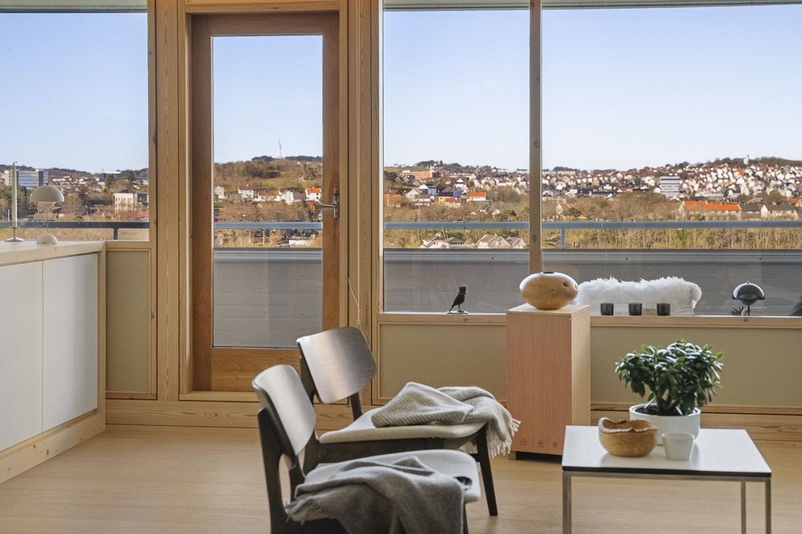 Hele leiligheten er pusset opp og fremstår med god standard og særegne løsninger og detaljer. Galleribilde