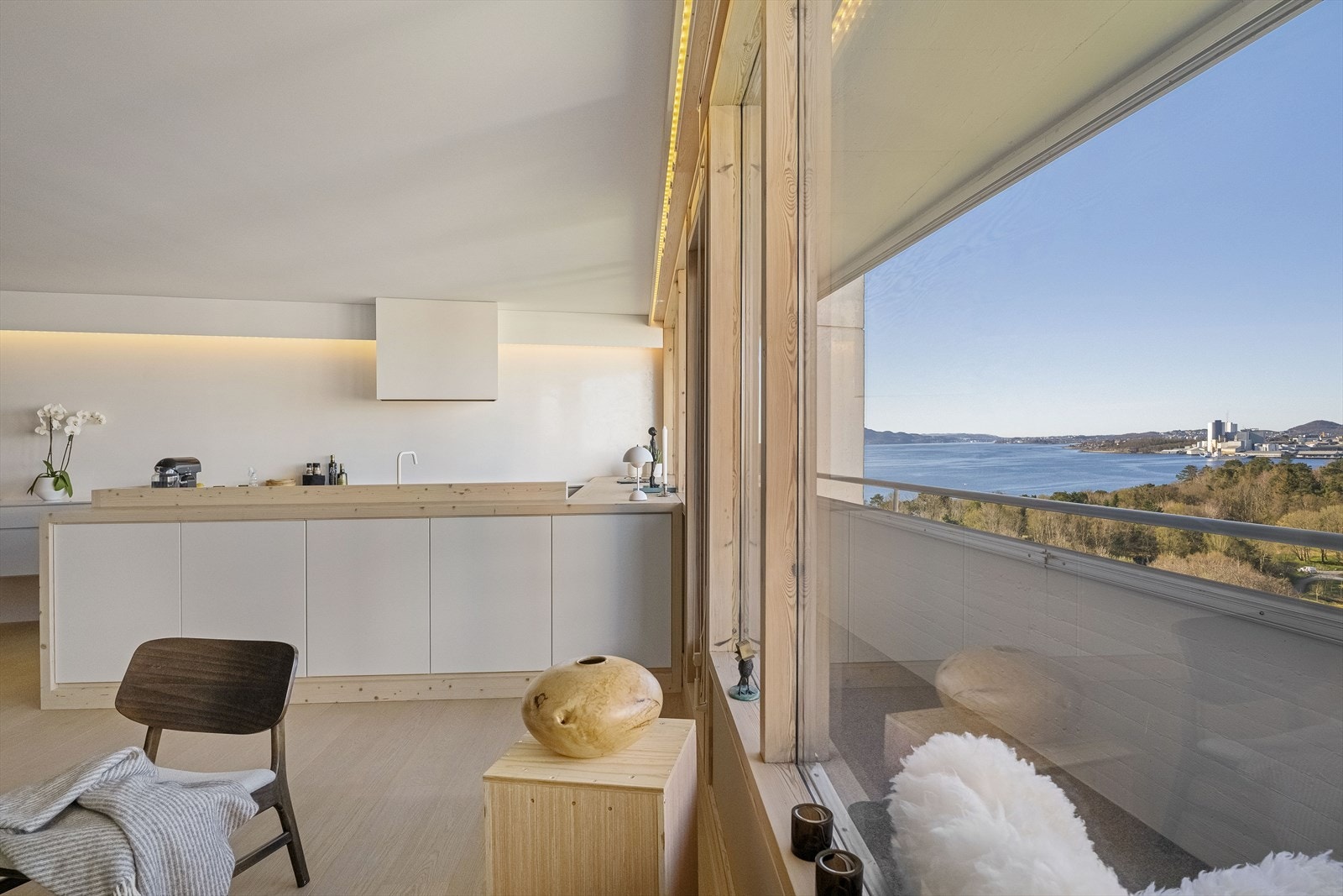 Det er en nydelig utsikt mot Gandsfjorden og ut over Stavanger Galleribilde