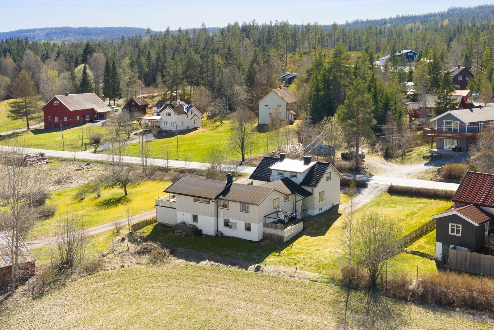 Eiendommen ligger fint og landlig til i Nannestad. Galleribilde