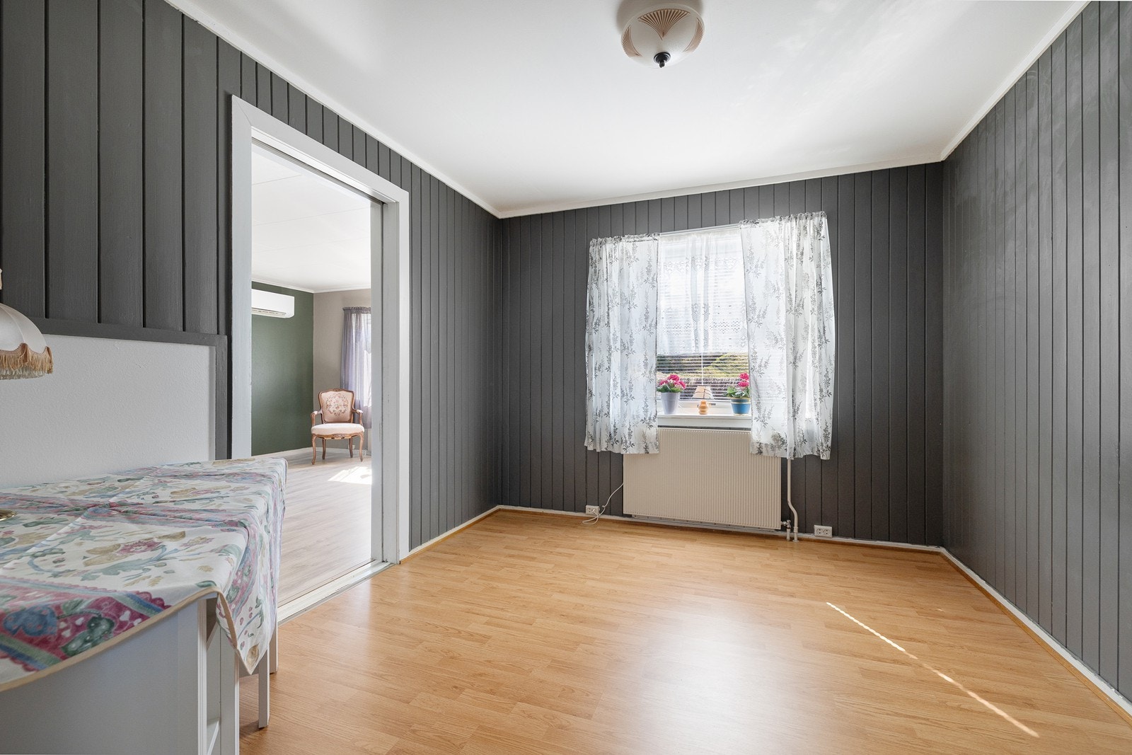 Spisestue med plass til stort spisebord. Galleribilde