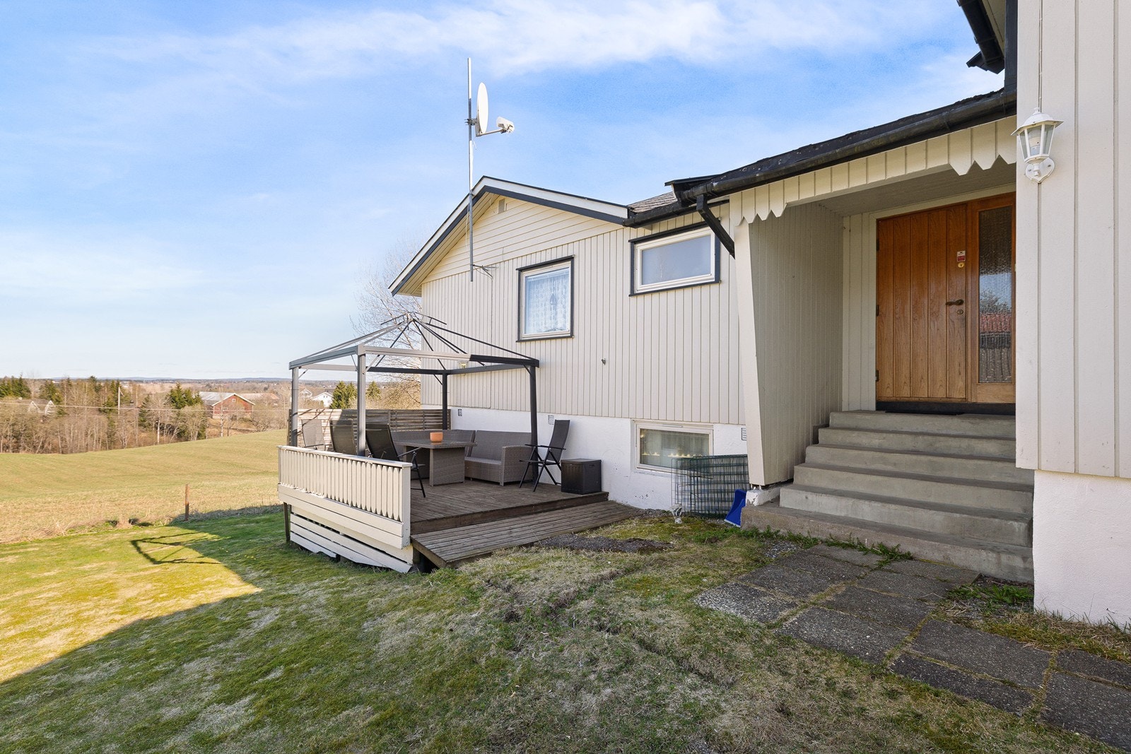 Til seksjonen følger en terrasse på ca. 14 kvm med plass til utemøblement. Galleribilde