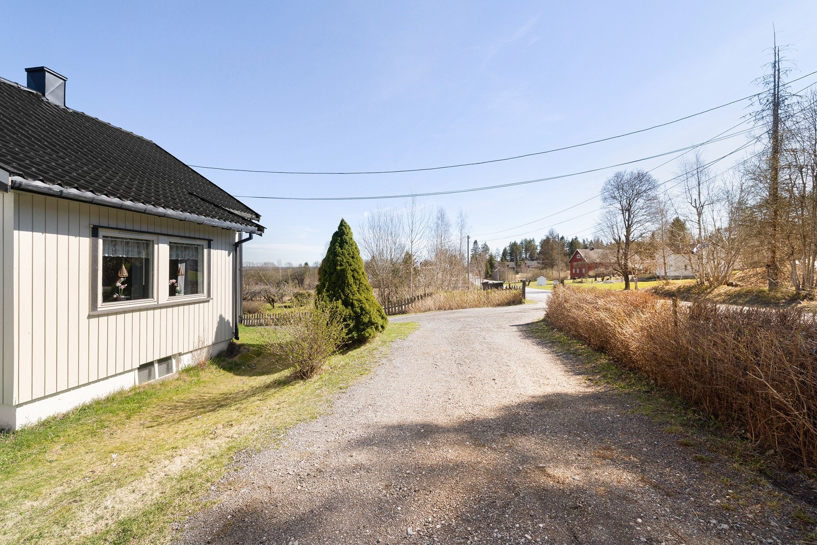 Parkeringsmuligheter på gruset gårdsplass. Galleribilde