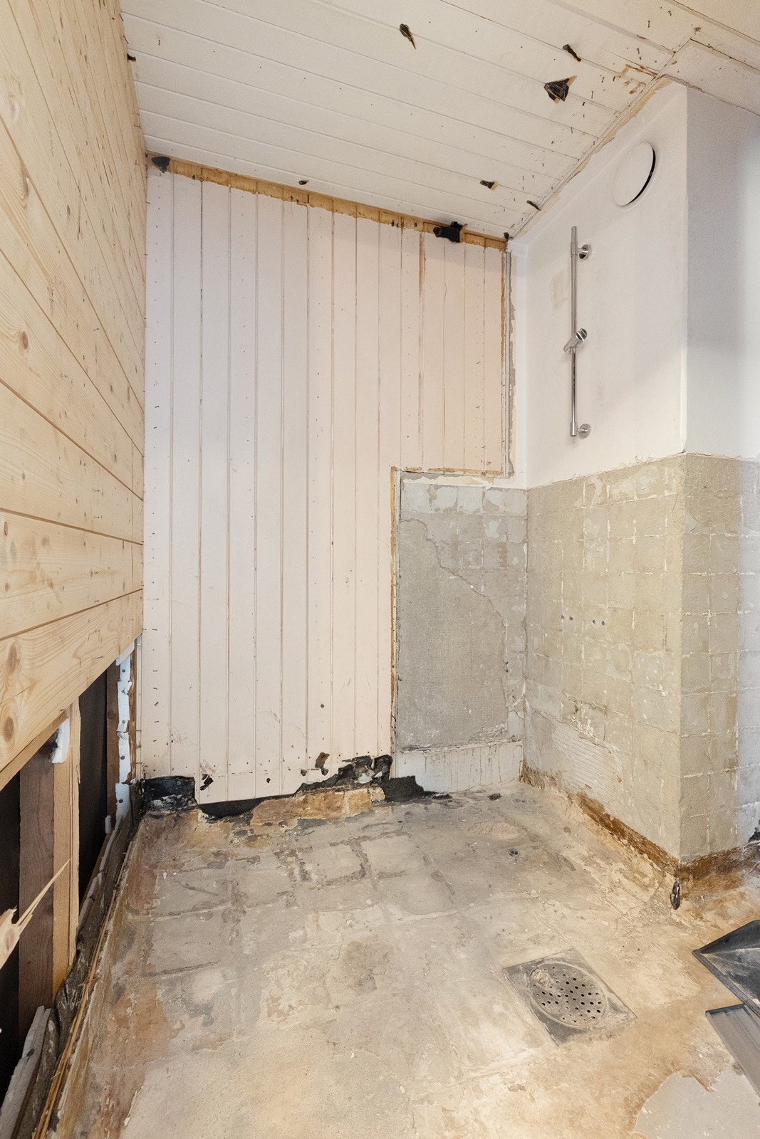 Uinnredet rom med gulvsluk på betonggrunn. (tidligere bad som er revet). Galleribilde