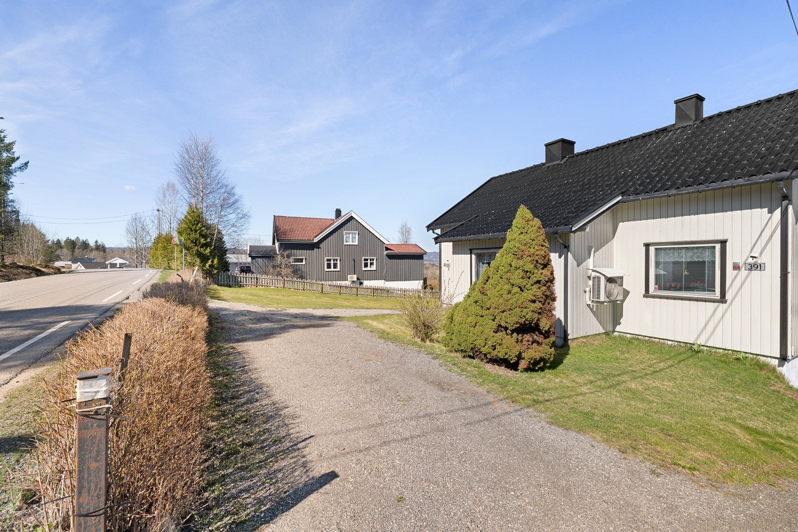 Gårdsplass foran boligen med felles innkjørsel med naboen i 391 A. Galleribilde