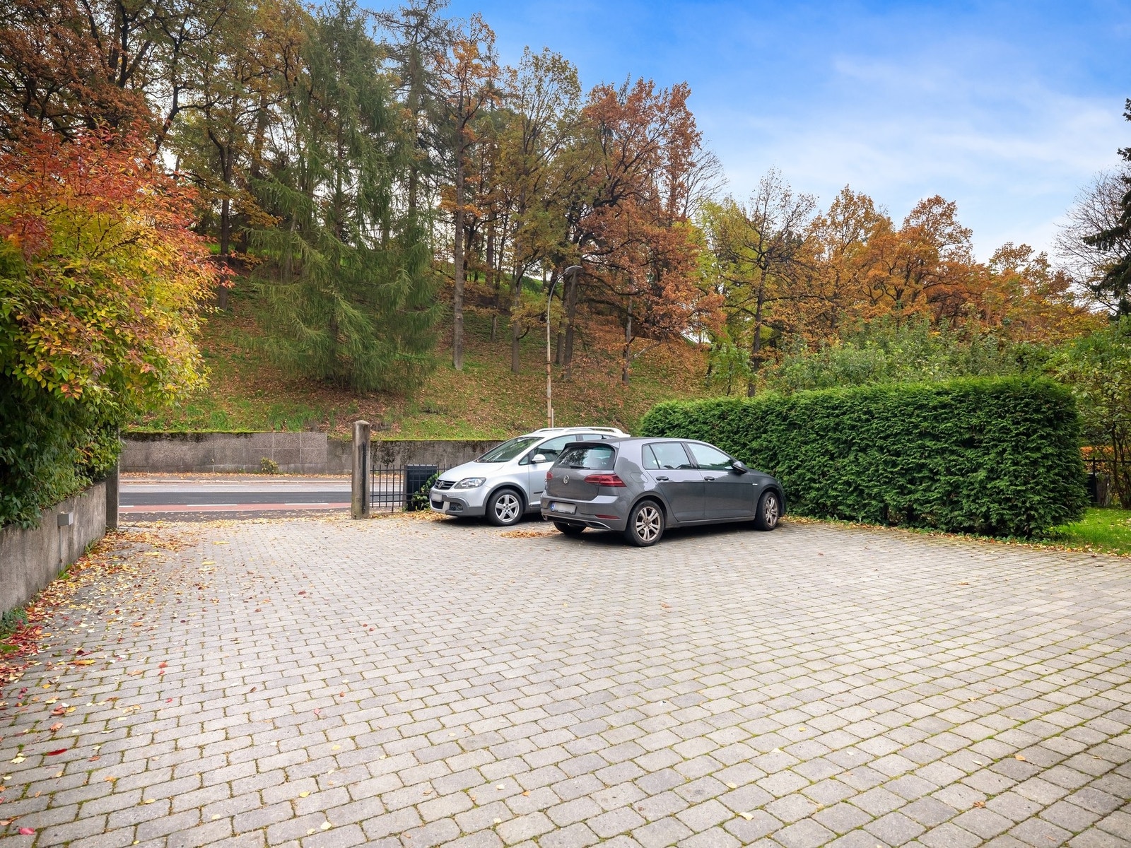 Hver leilighet har en tilhørende parkeringsplass på egen tomt Galleribilde