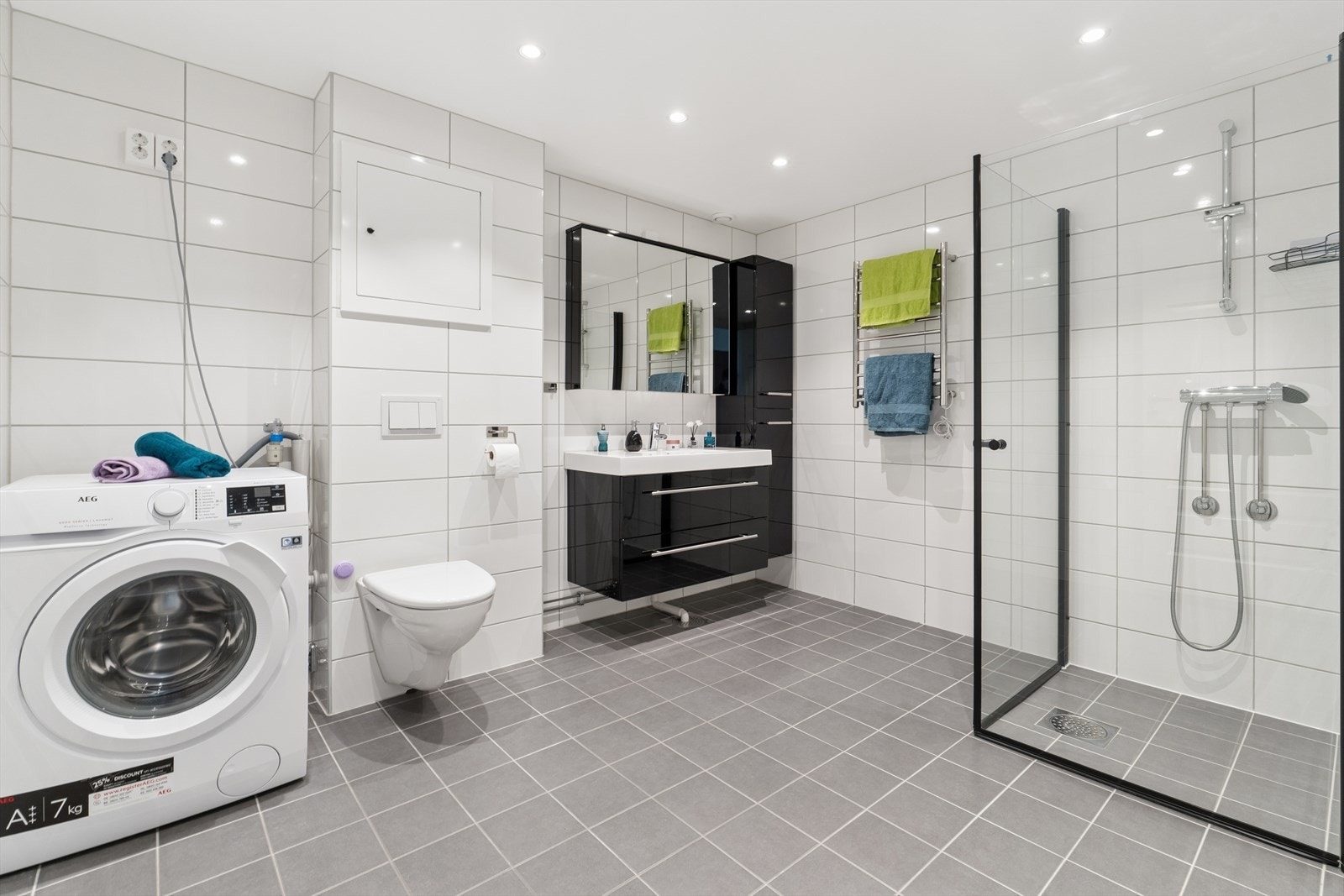 Badet ble oppusset i 2024 i regi av borettslaget, med ferdigattest. Rommet er romslig og moderne med downlights i himlingen og varmekabler i gulvet. Galleribilde