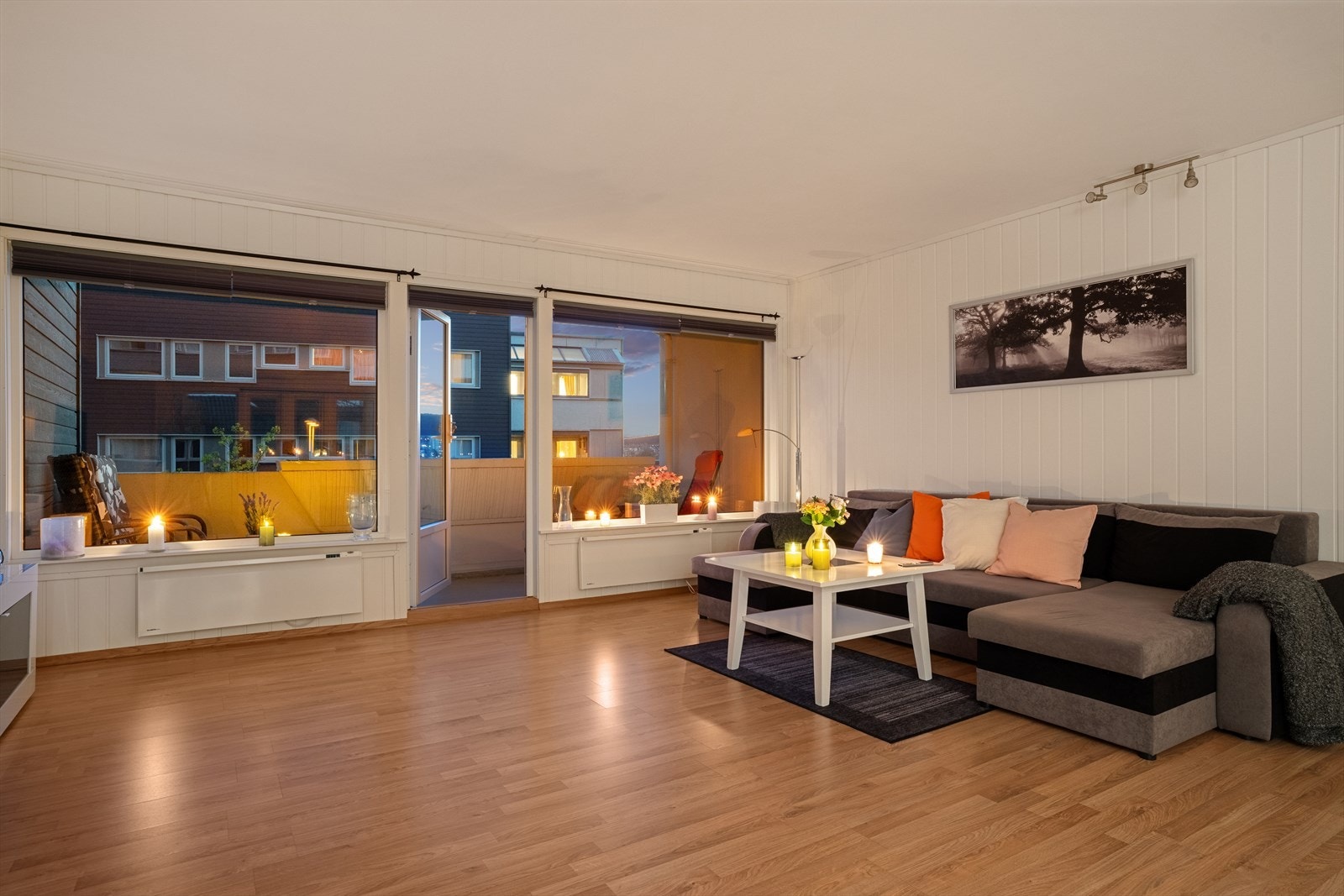 Fra stuen er det direkte utgang til en romslig balkong på ca. 9 m². Vinduene og balkongdøren er fra 2011. Galleribilde