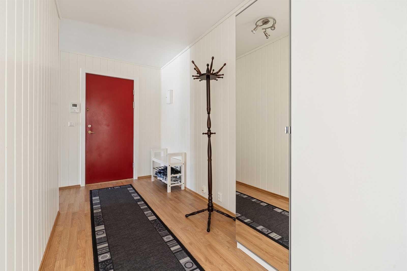 Leiligheten er beliggende i 2. etasje, med enkel trappeadkomst. Galleribilde