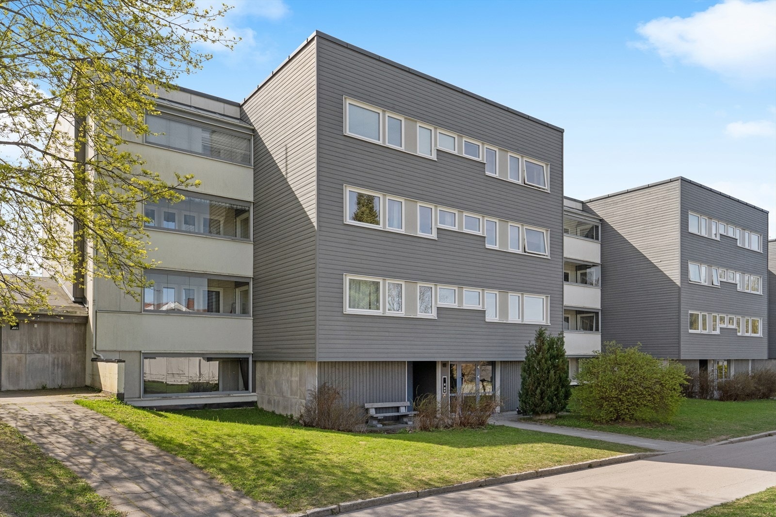 Høybråtenveien 1F har en attraktiv og tilbaketrukket beliggenhet i et rolig, barnevennlig boligområde på Høybråten. Galleribilde