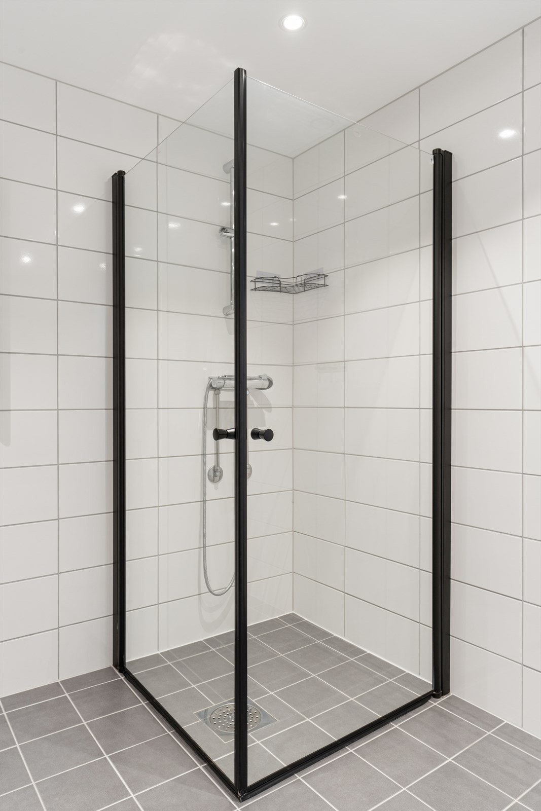 Alle rør på badet ble skiftet i 2023, og det er benyttet banemembran med dokumentert utførelse. Galleribilde