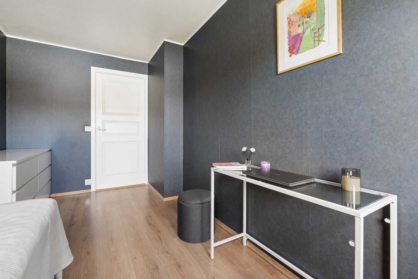 Også dette soverommet har en god størrelse med plass til seng og annet ønskelig møblement. Galleribilde