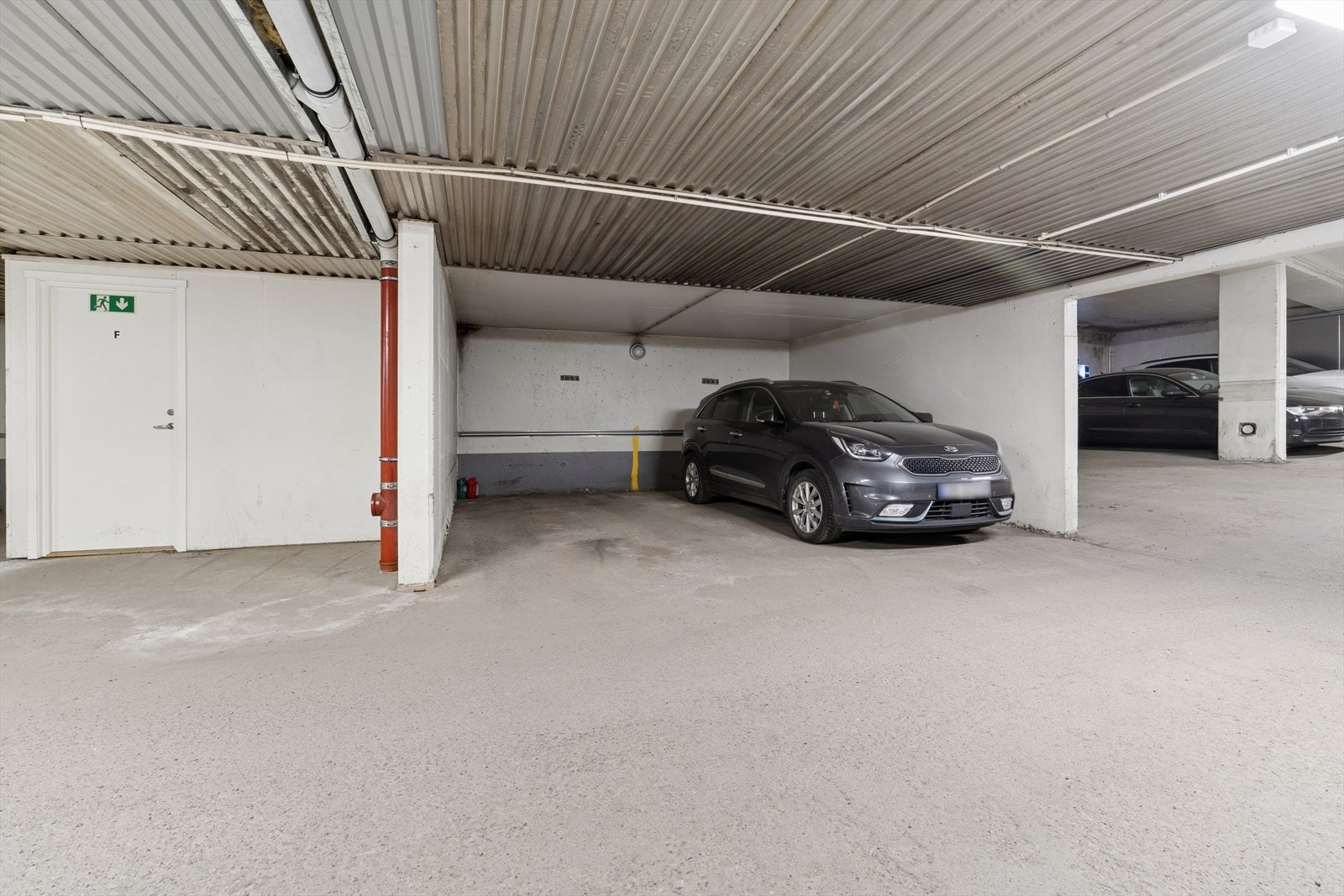 Det medfølger garasjeplass i felles anlegg, samt en ekstern bod på ca. 5 m². Det er mulighet for lading av elbil i garasjeanlegget. Galleribilde