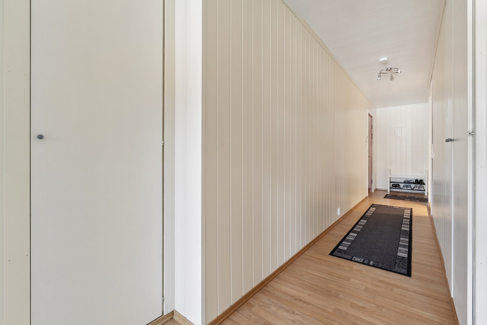 Fra gangen er det adkomst til soverommene og badet, som er praktisk adskilt fra stue og kjøkken. Galleribilde