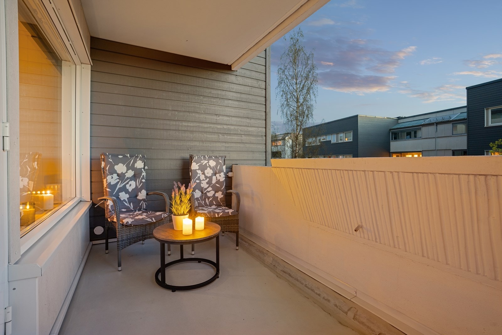 Balkongen på ca. 9 m² har god plass til en sittegruppe og blir en fin forlengelse av stuen i sommerhalvåret. Galleribilde