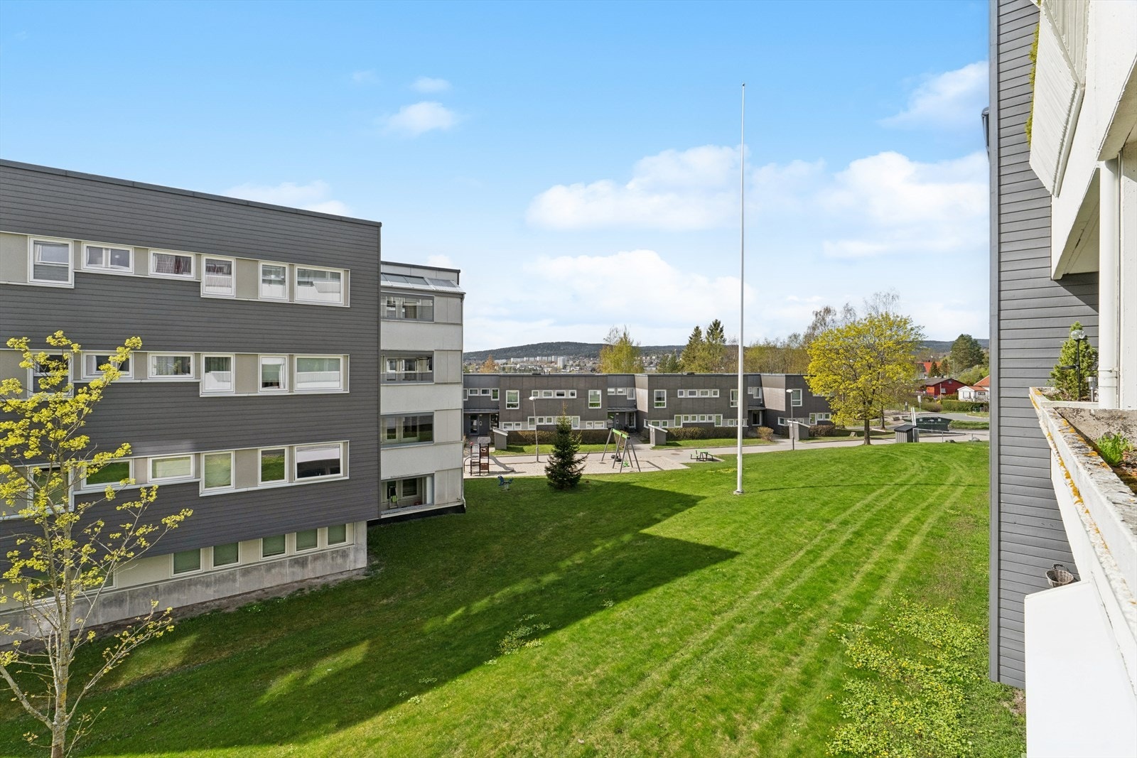 Området er svært rolig og barnevennlig med lekeplass, samt flere barnehager og skoler i nærheten. Galleribilde
