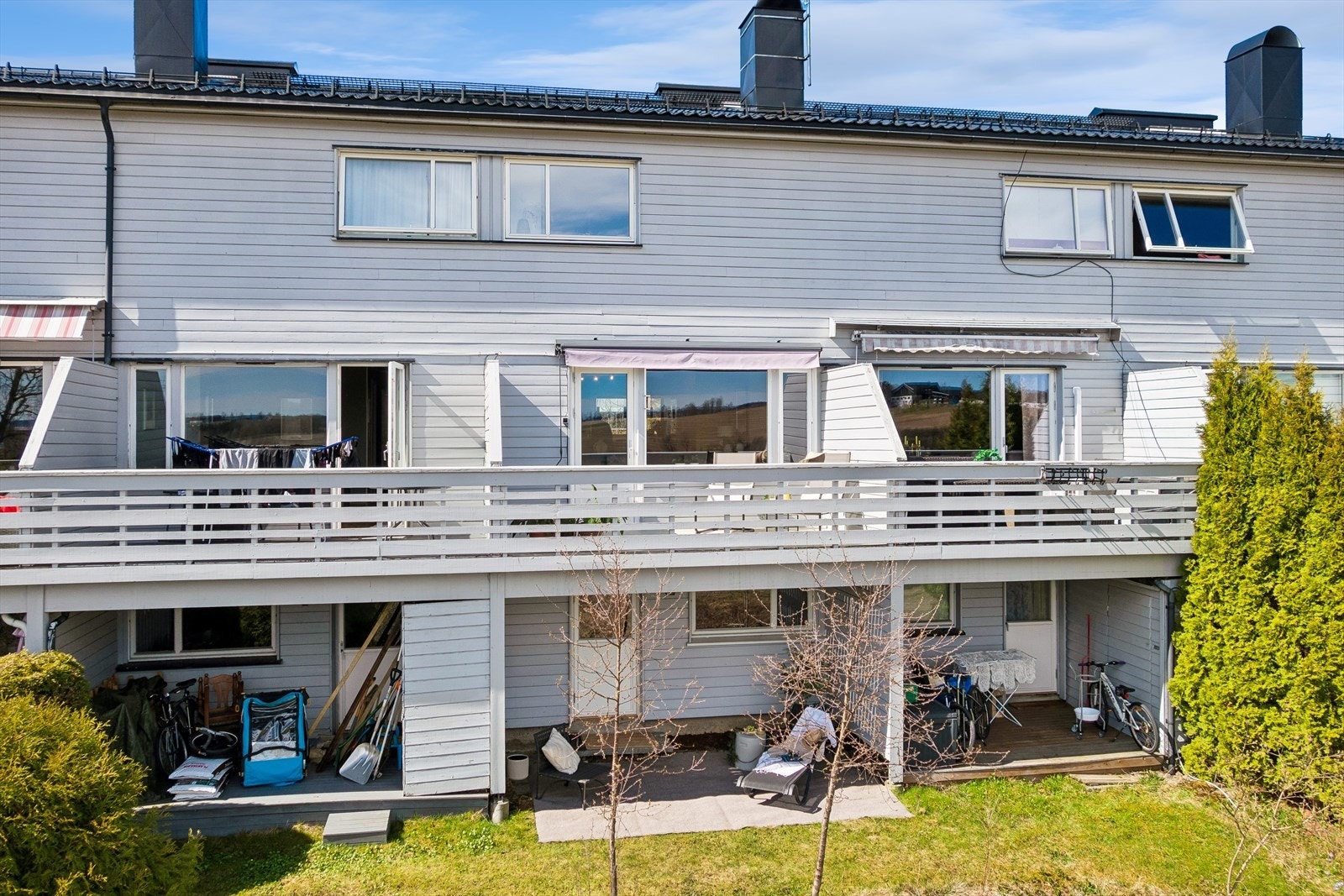 Boligen har tre private uteplasser: I tillegg til markterrassen ved inngangspartiet, er det en balkong med utgang fra stuen, og en markterrasse på baksiden som vender mot friområder. Galleribilde