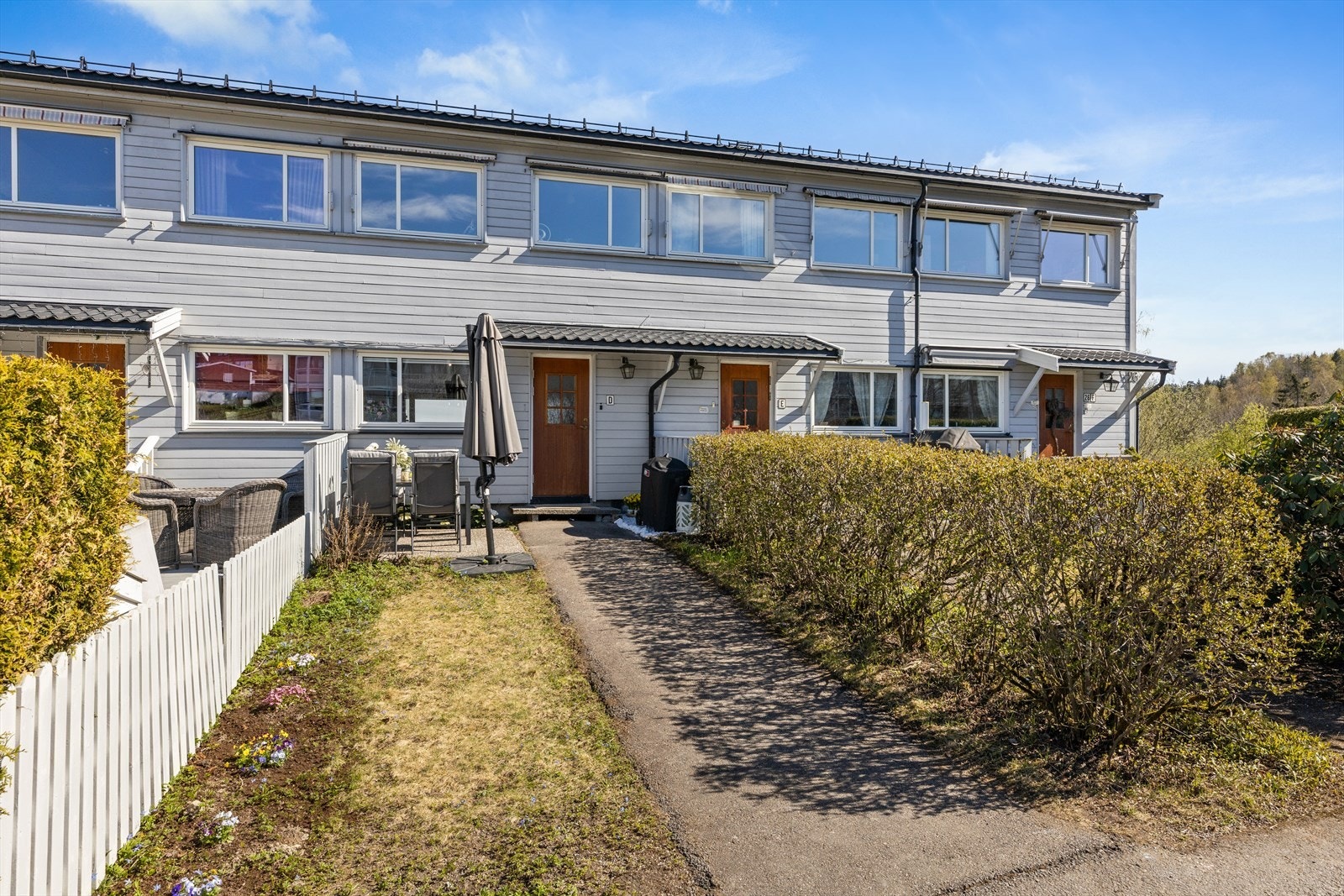 Rekkehuset ligger i et barnevennlig og etablert boligområde i Forskerhellingen Borettslag. Galleribilde