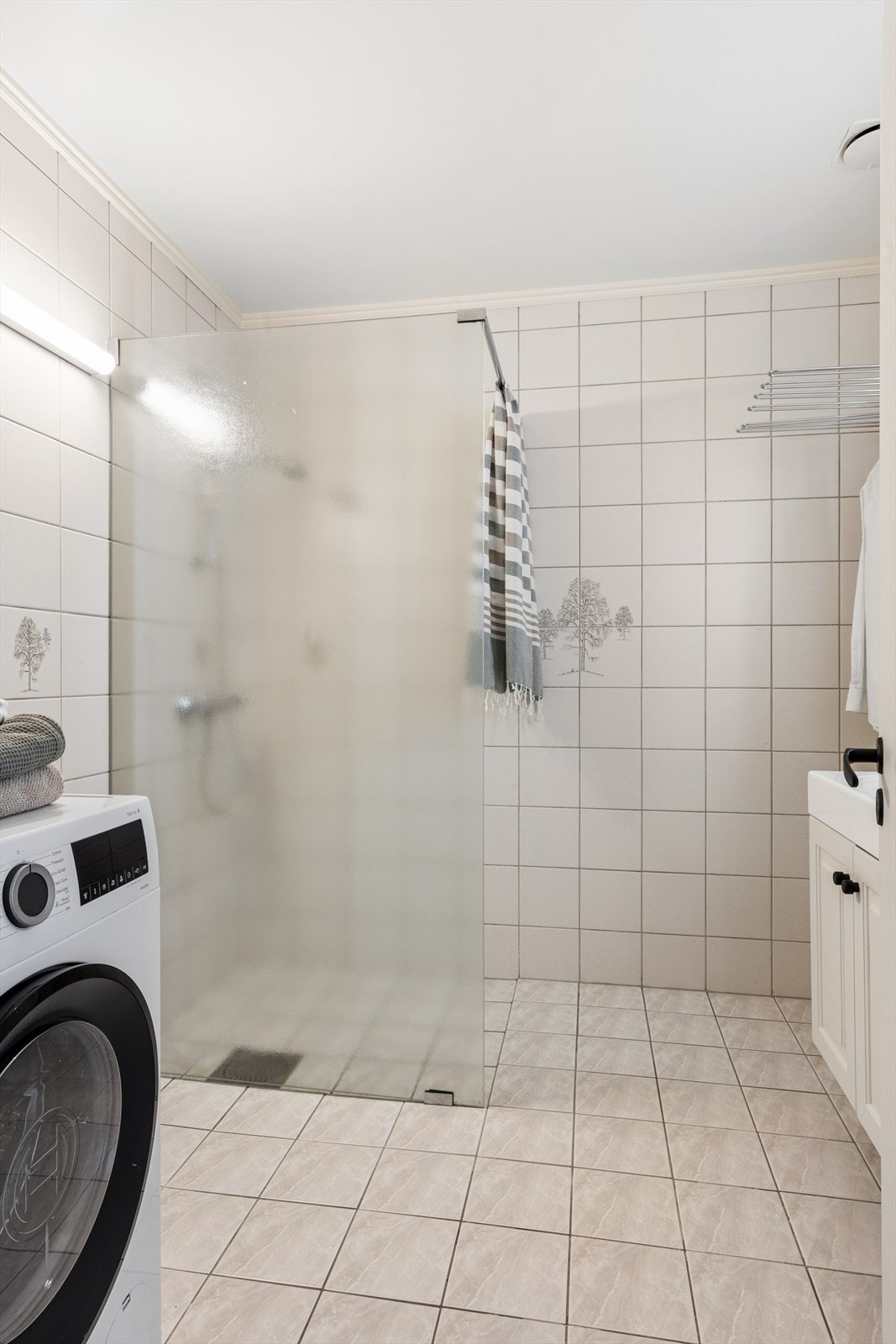 Badet i andre etasje er utstyrt med dusjhjørne med glassvegg og har opplegg for vaskemaskin. Galleribilde