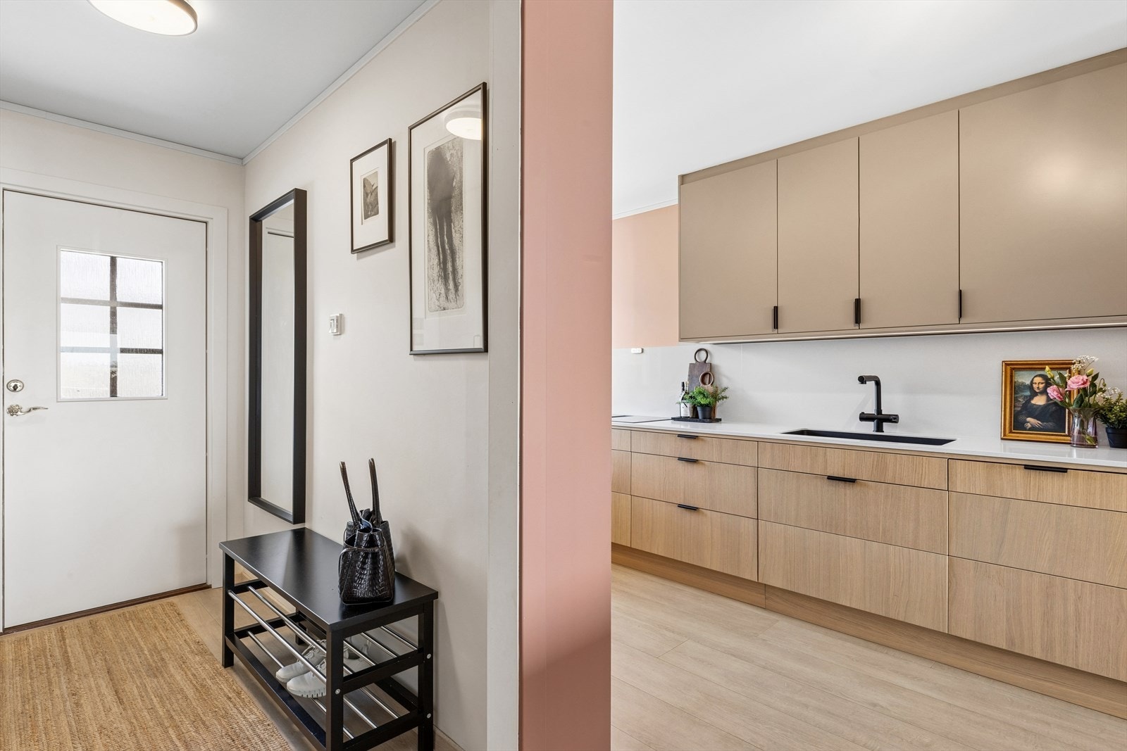 Entréen ønsker deg velkommen og gir et første glimt av det stilrene og moderne bolig. Galleribilde