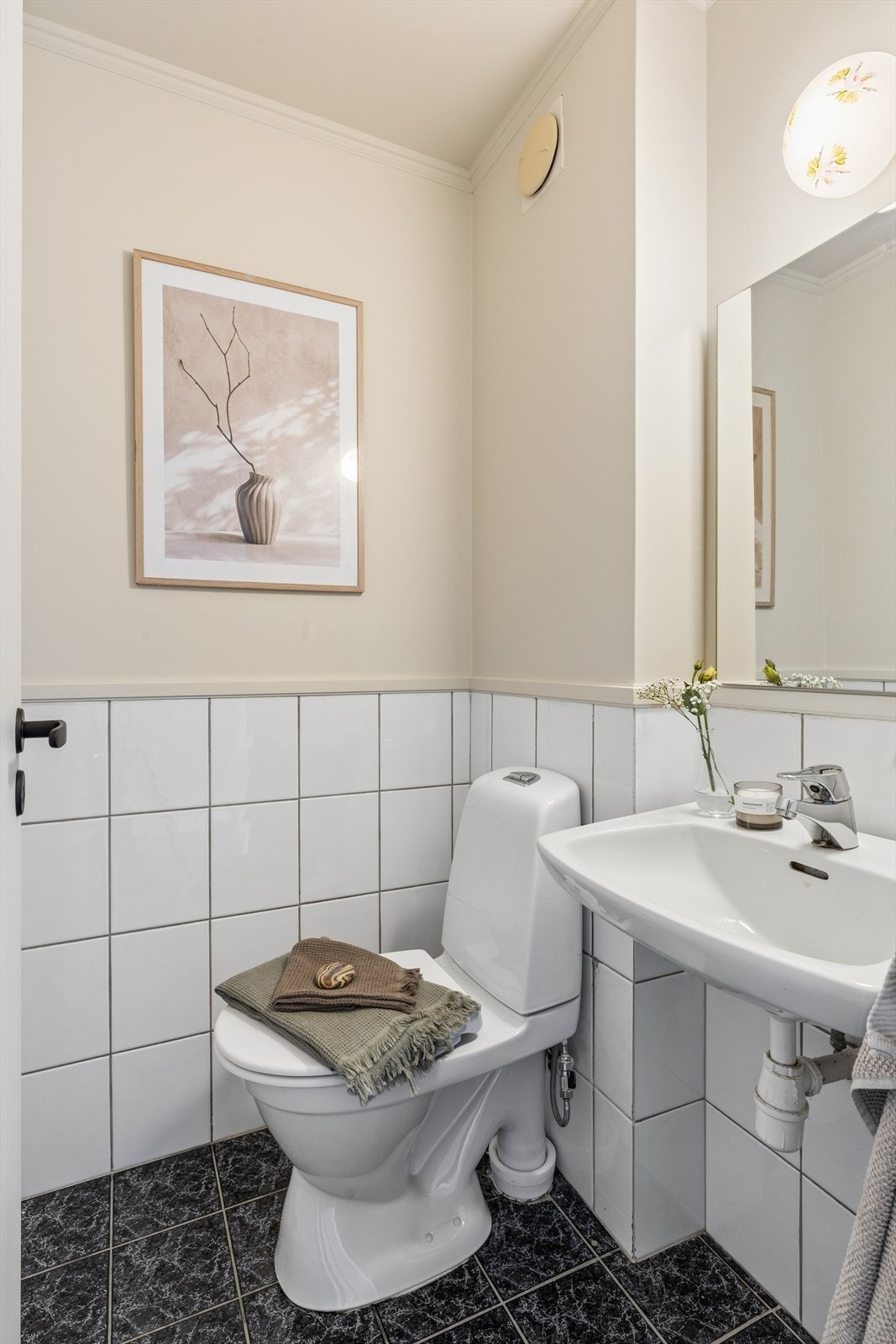 Separat toalettrom vegg i vegg med badet. Galleribilde