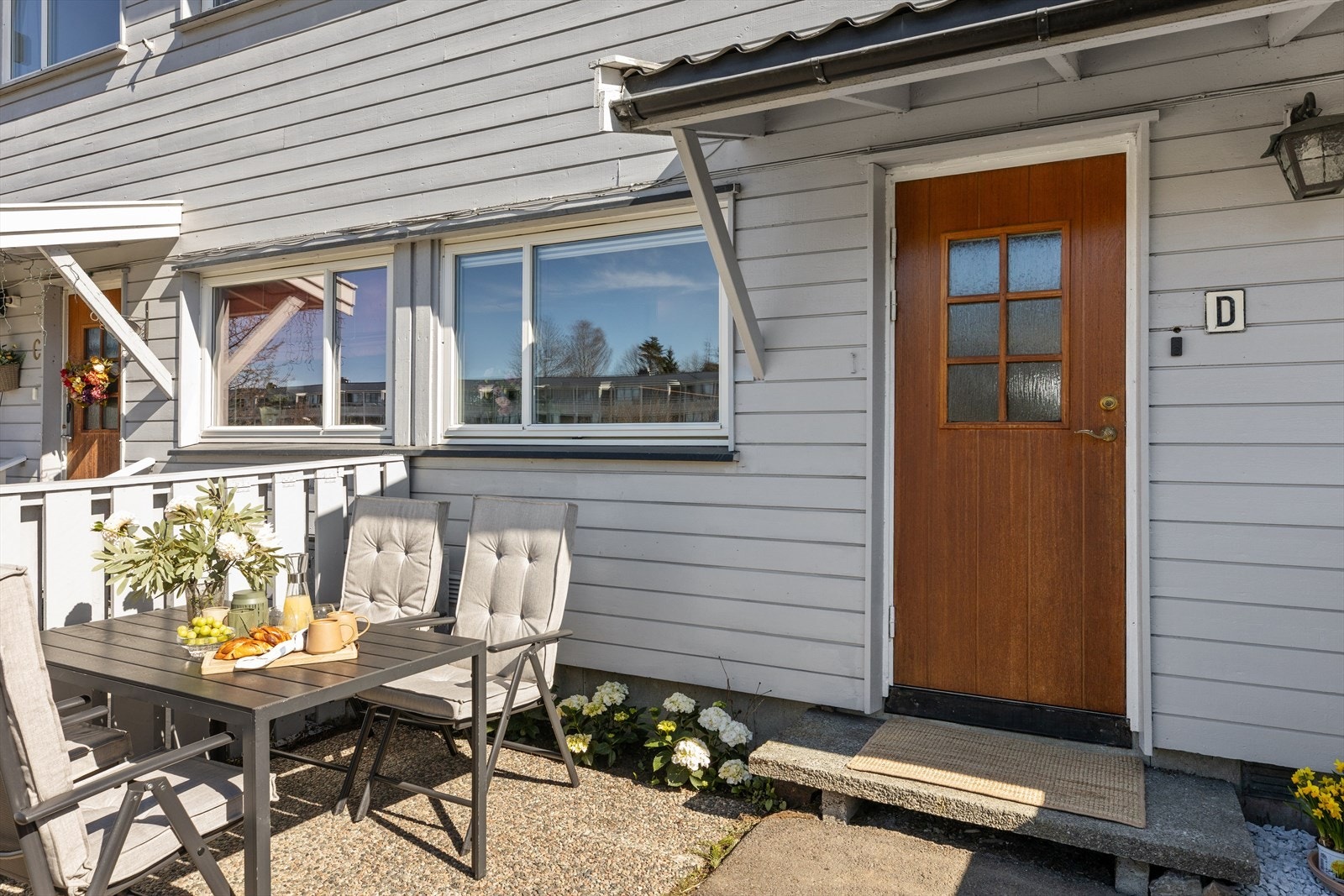 Egen inngang fra en hyggelig og velstelt forhage. Galleribilde