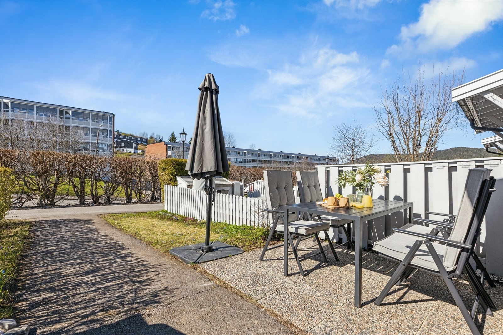 Ved inngangspartiet er det en hyggelig, steinlagt uteplass med plass til en sittegruppe. Galleribilde