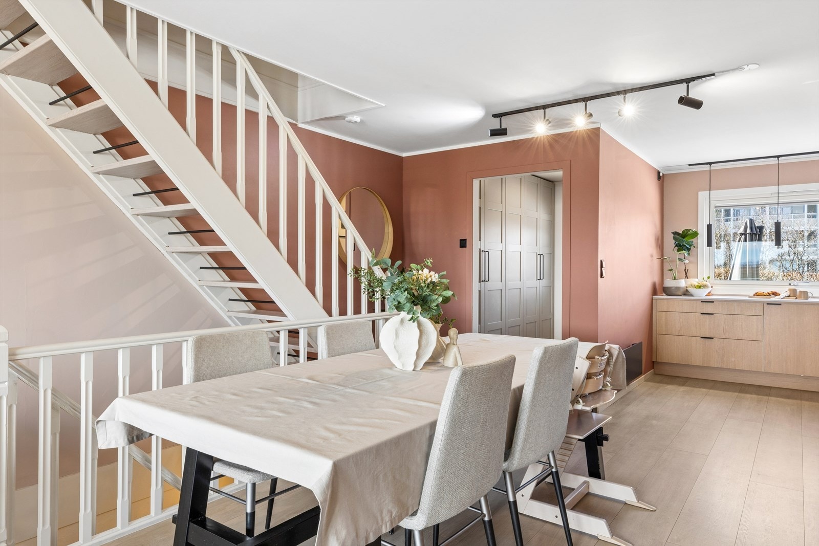 Den åpne trappen mellom første og andre etasje er et fint element i rommet. Galleribilde
