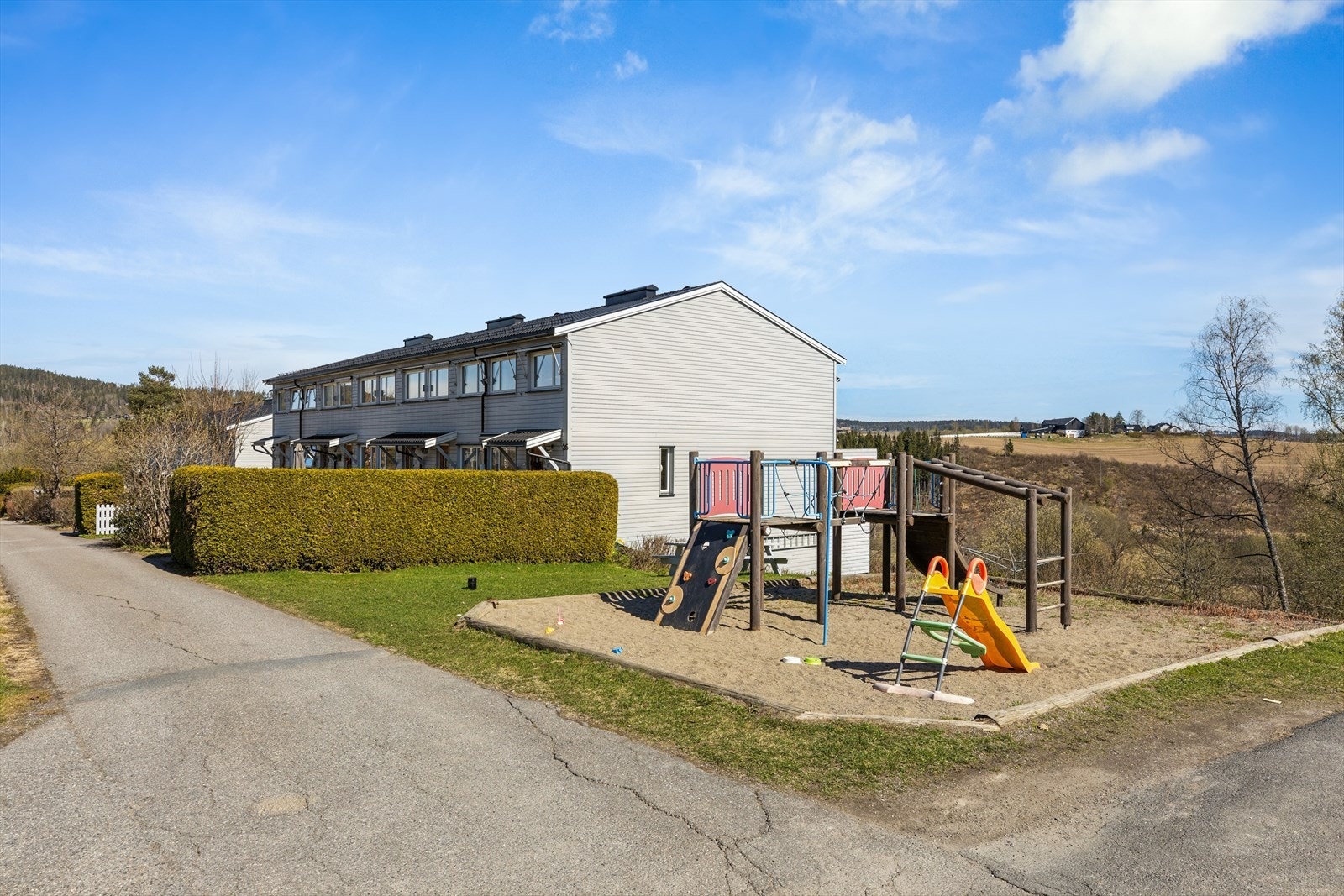 Med lekeplass rett utenfor og kort vei til skoler og barnehager, ligger alt til rette for en trygg og enkel familiehverdag. Galleribilde