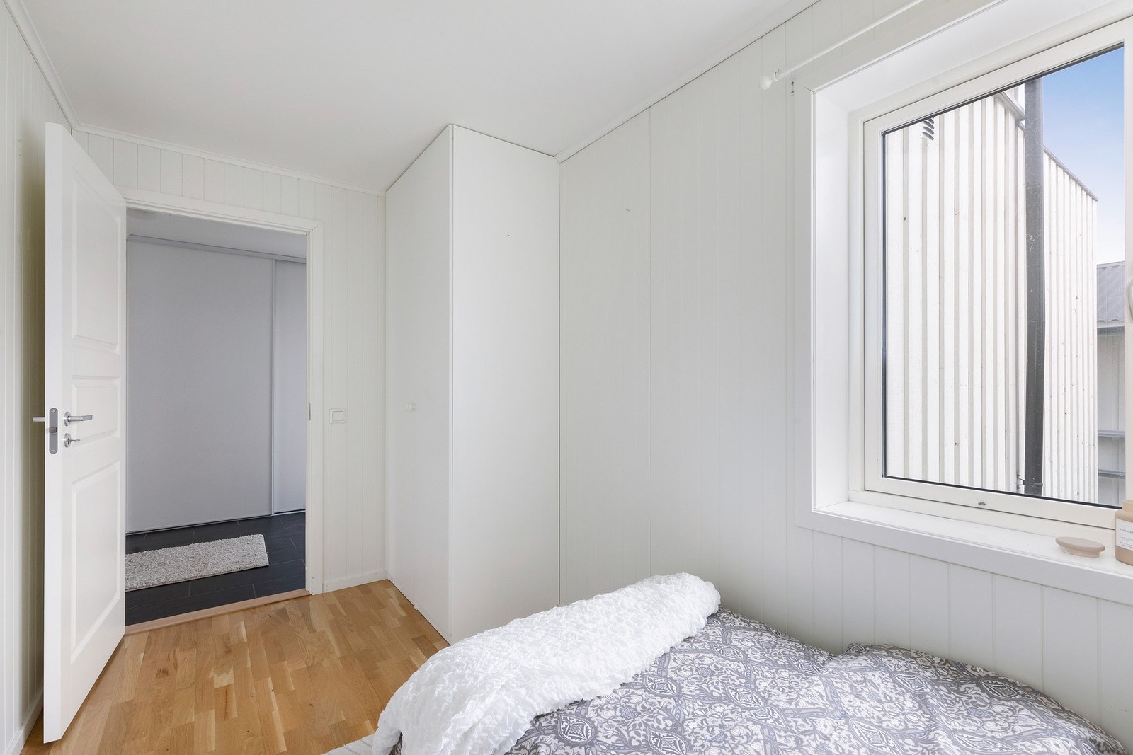 Begge soverom er utstyrt med garderobeskap. Galleribilde