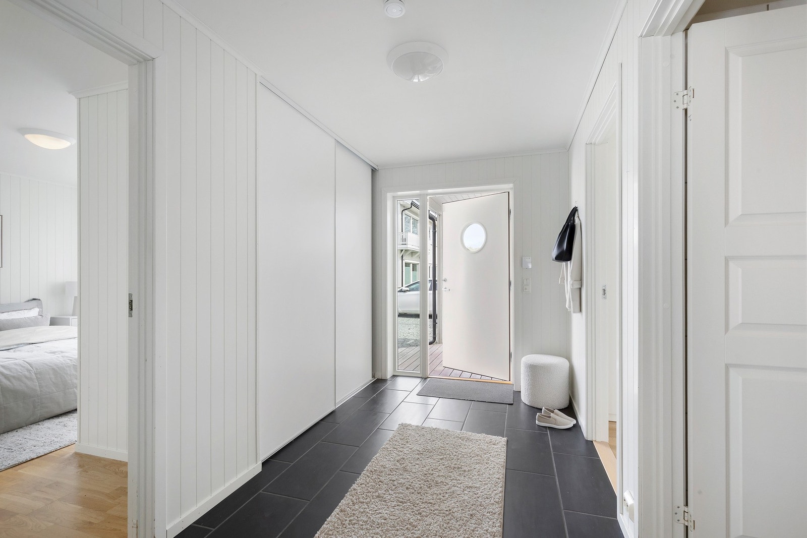 Velkommen inn - Flislagt, romslig entre med skyvedørsgarderobe. Galleribilde