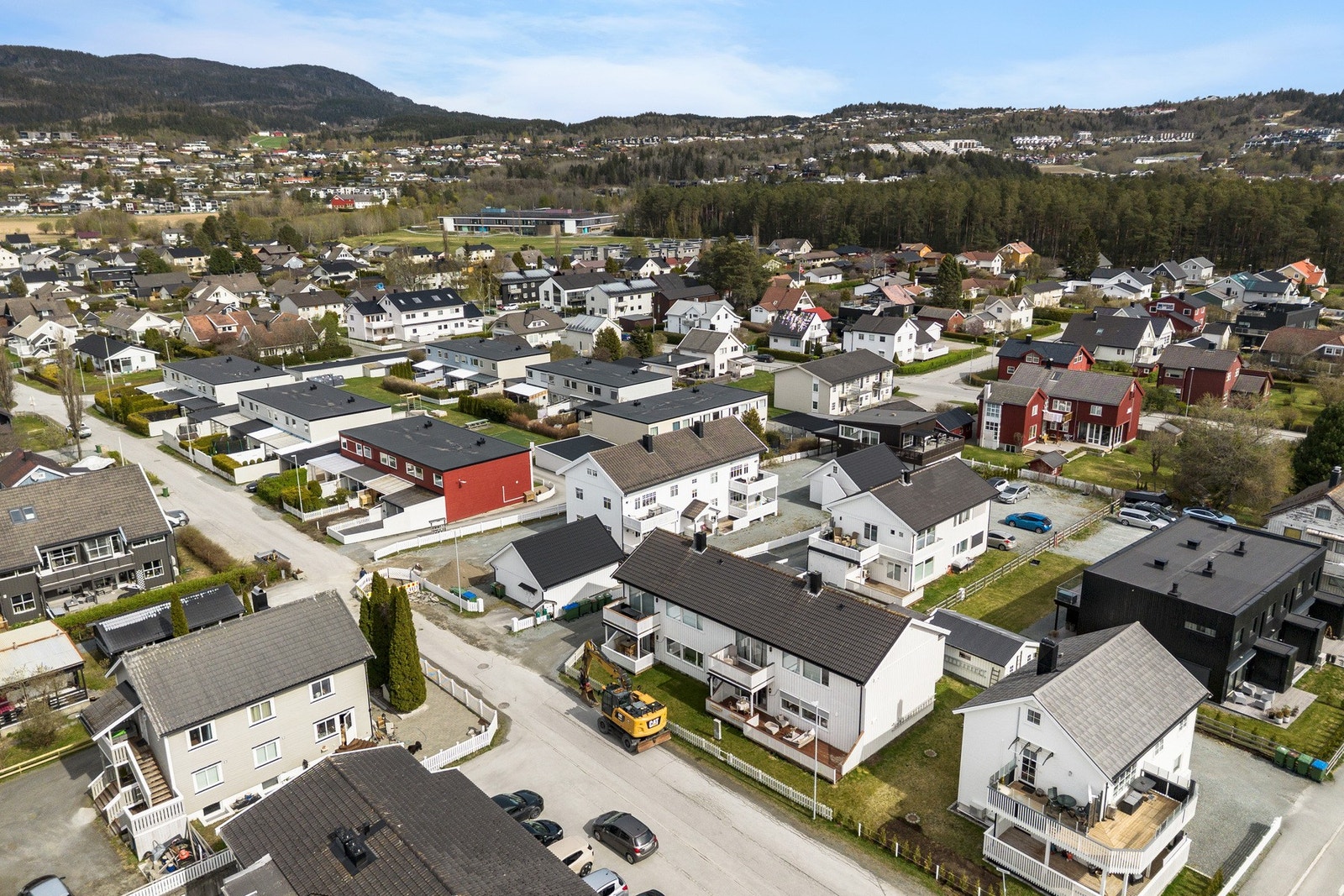 Leiligheten ligger med gangavstand til skole og barnehage, samt dagligvaretjentester. Galleribilde