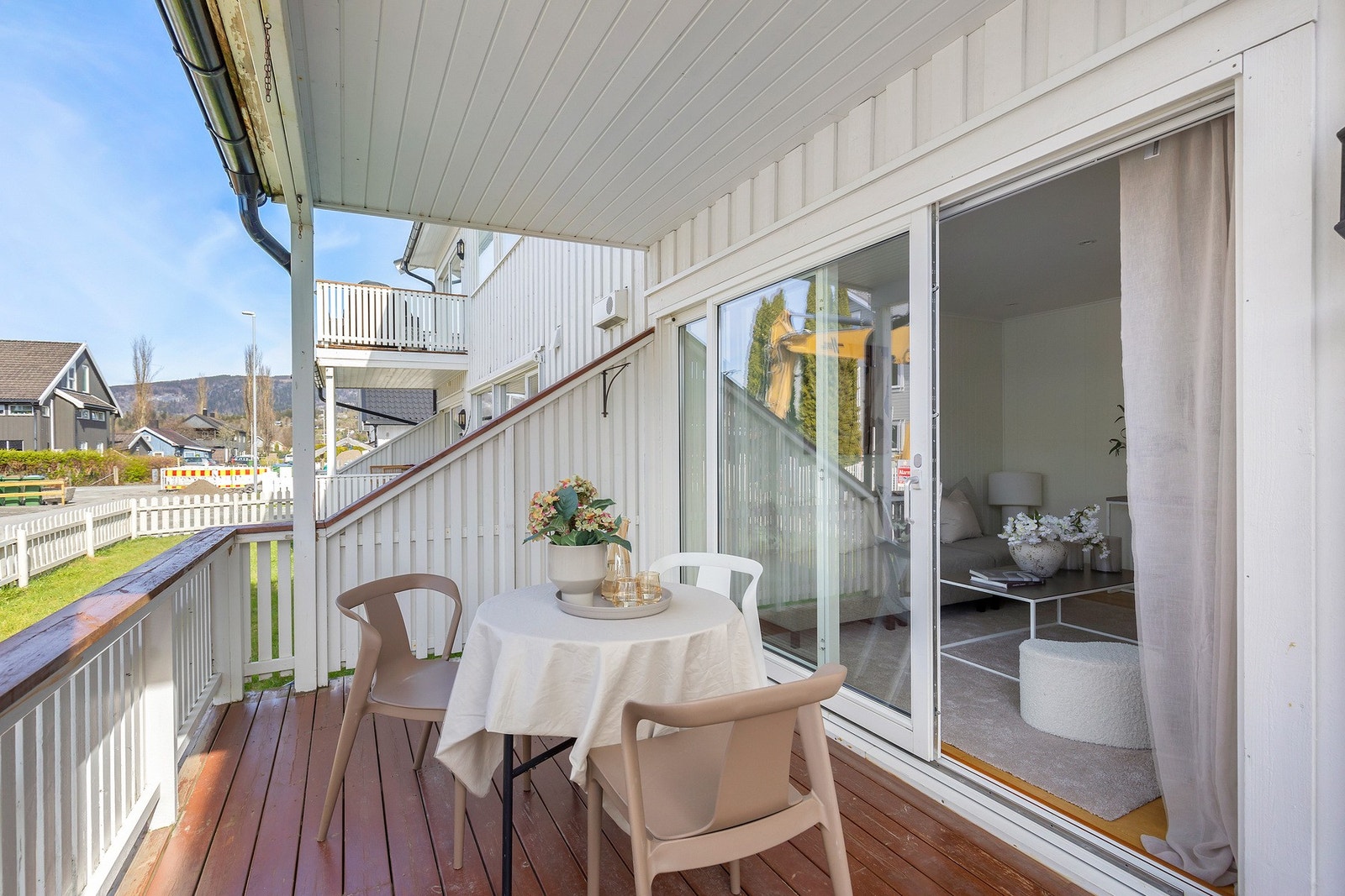 Fra stuen er det utgang til en stor terrasse på hele 25 kvm hvor deler er overbygd. Galleribilde