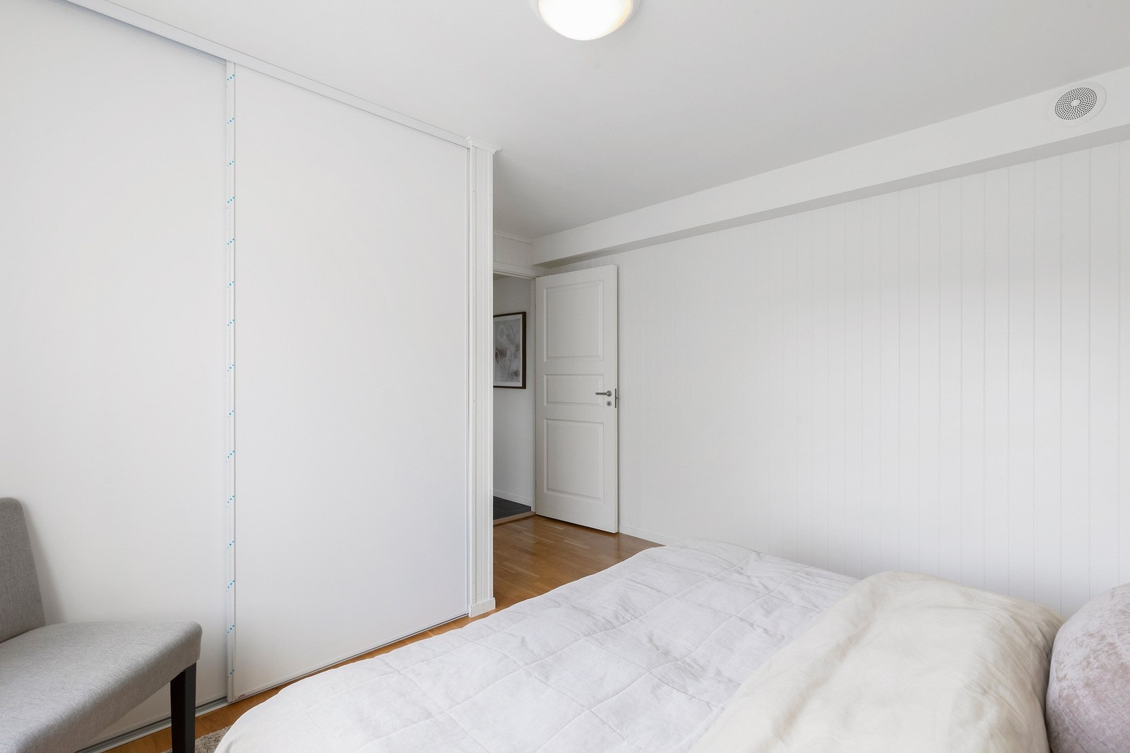 Hovedsoverommet har en stor skyvedørsgarderobe. Galleribilde
