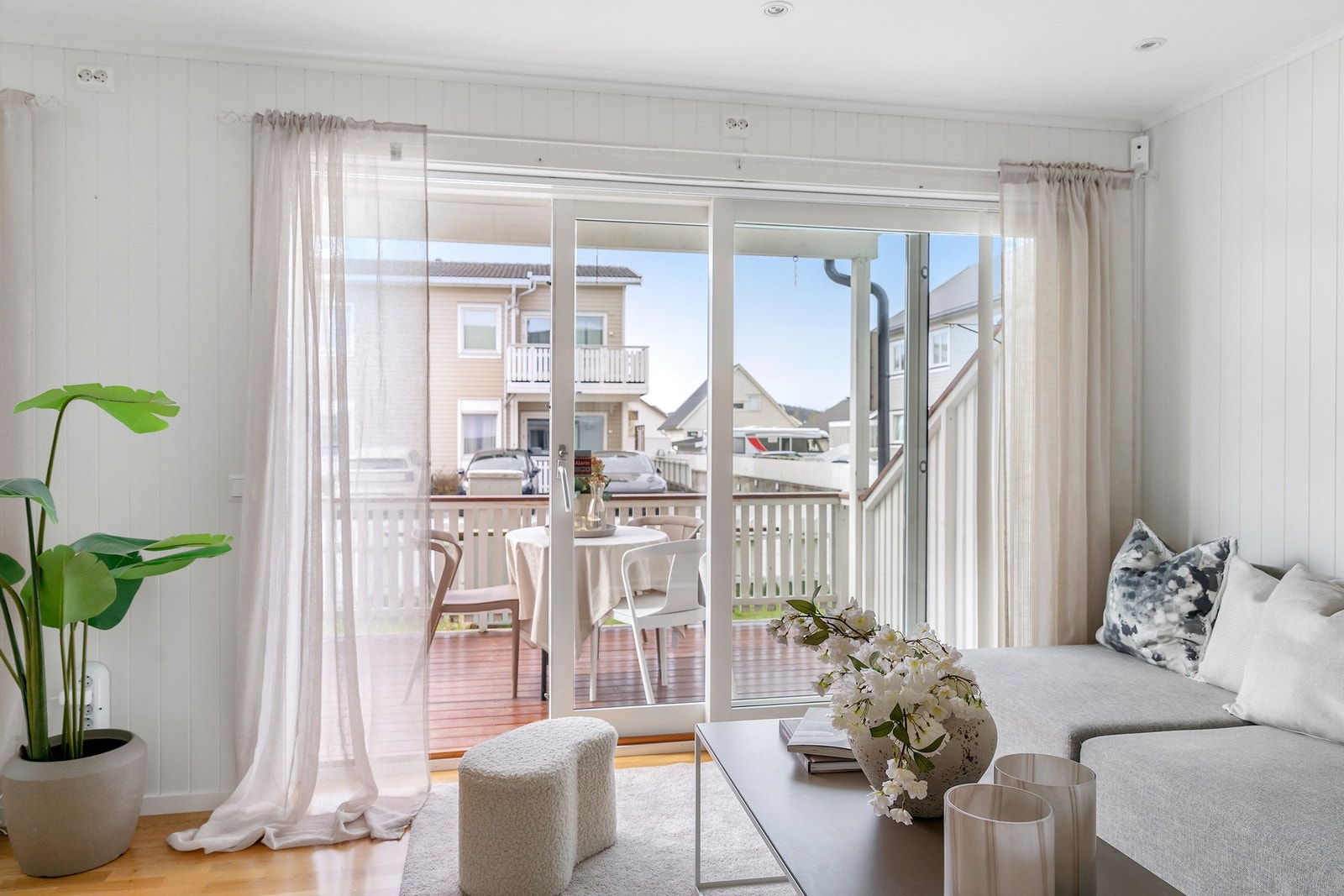 Fra stuen har man direkte adkomst til stor vestvendt terrasse. Galleribilde