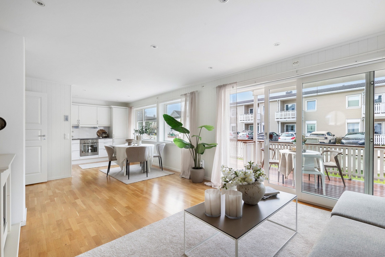 Boligen har lyse, moderne overflater som gir et rent og helhetlig preg. Materialvalg og farger er holdt i en nøytral stil, noe som gjør det enkelt å sette sitt eget preg på innredningen. De lyse flatene bidrar også til en god romfølelse og et behagelig ly Galleribilde