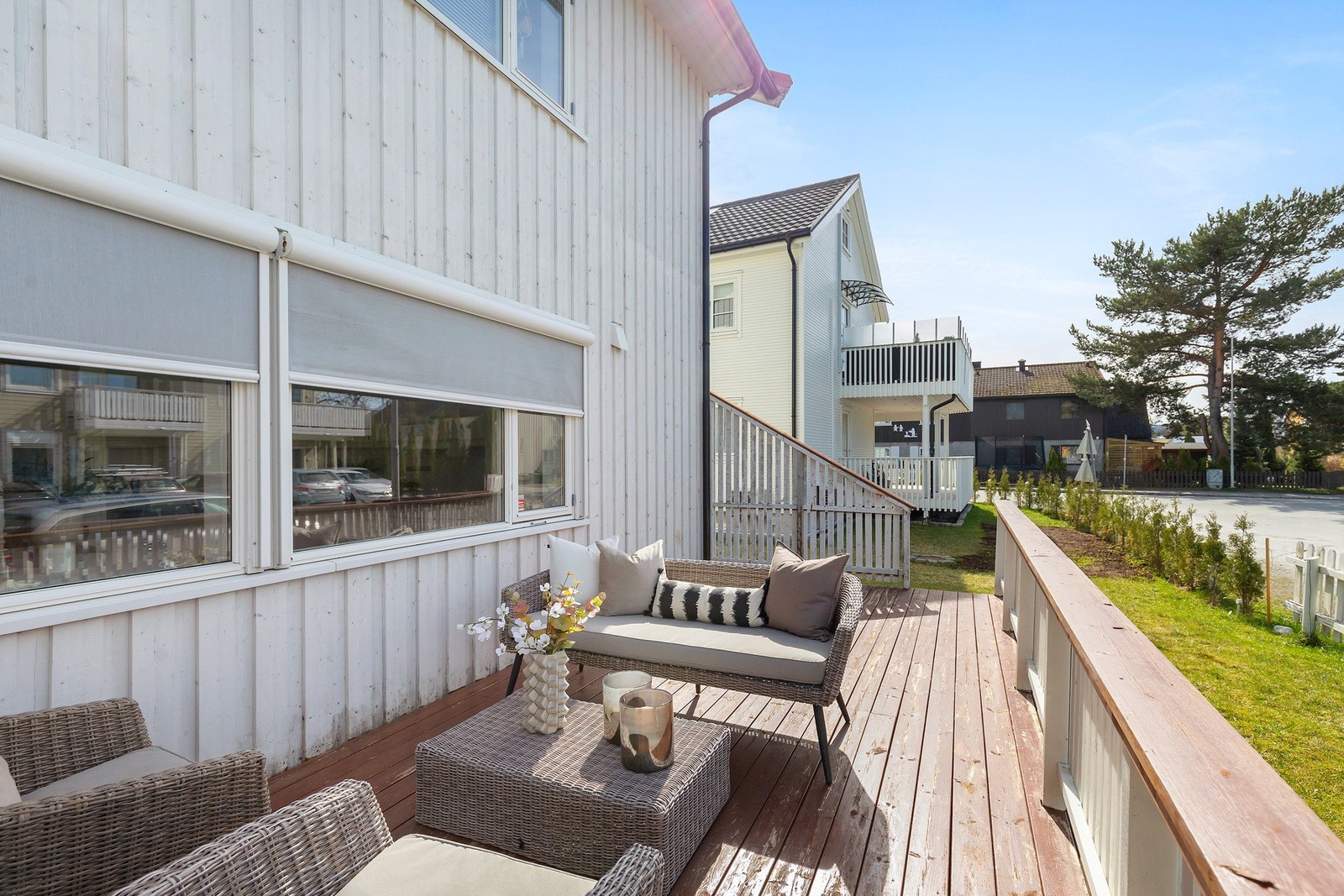 Stor terrasse med god plass for flere ulike sittegrupper. Galleribilde