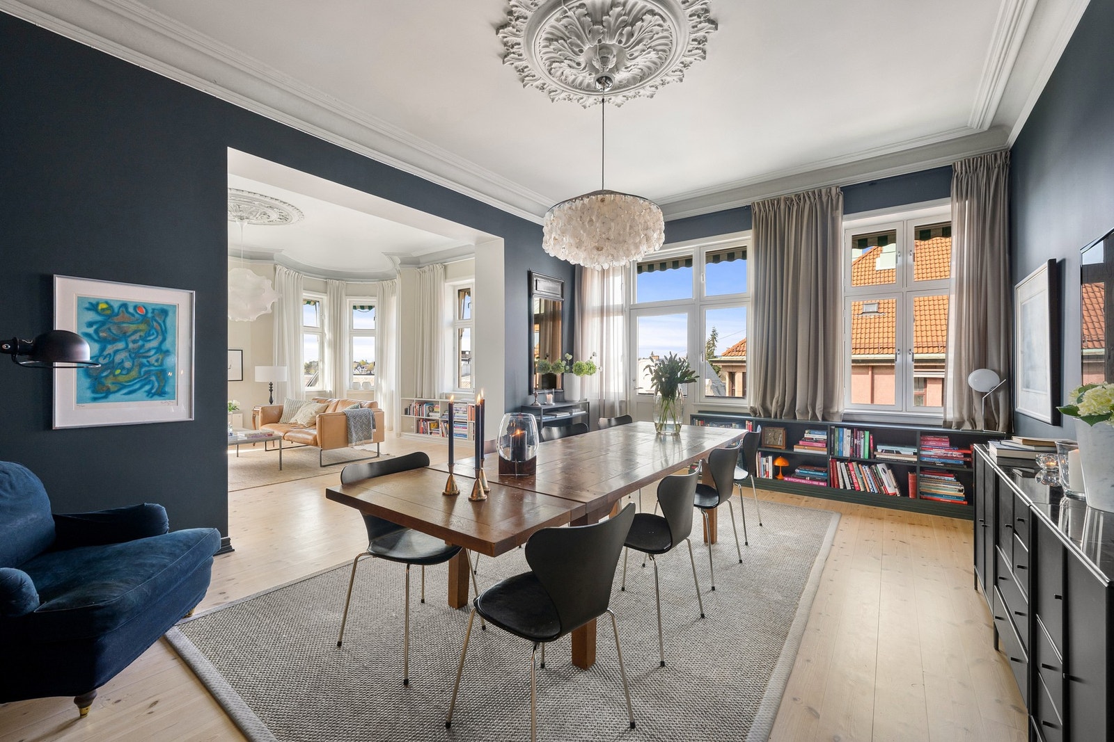 Lys og elegant spisestue med fransk balkong og plass til sosiale sammenkomster. Galleribilde