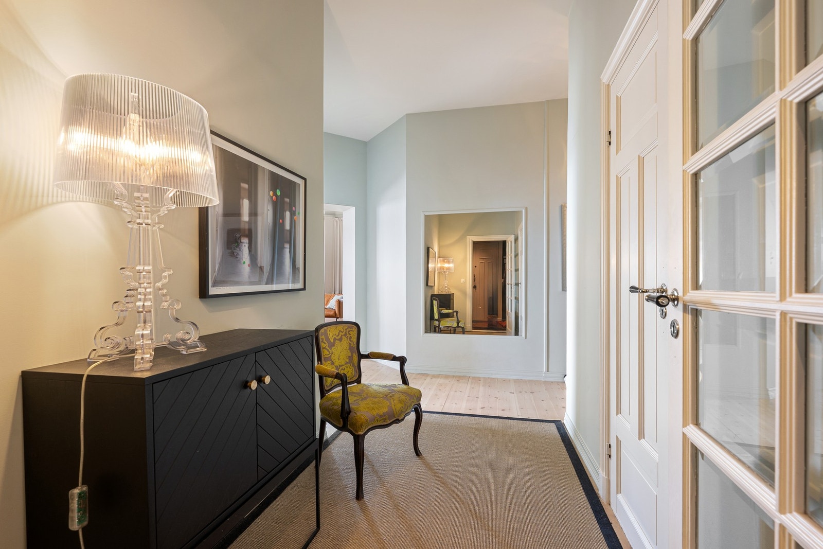 Entré/hall med god romfølelse og gjennomgående planløsning. Galleribilde
