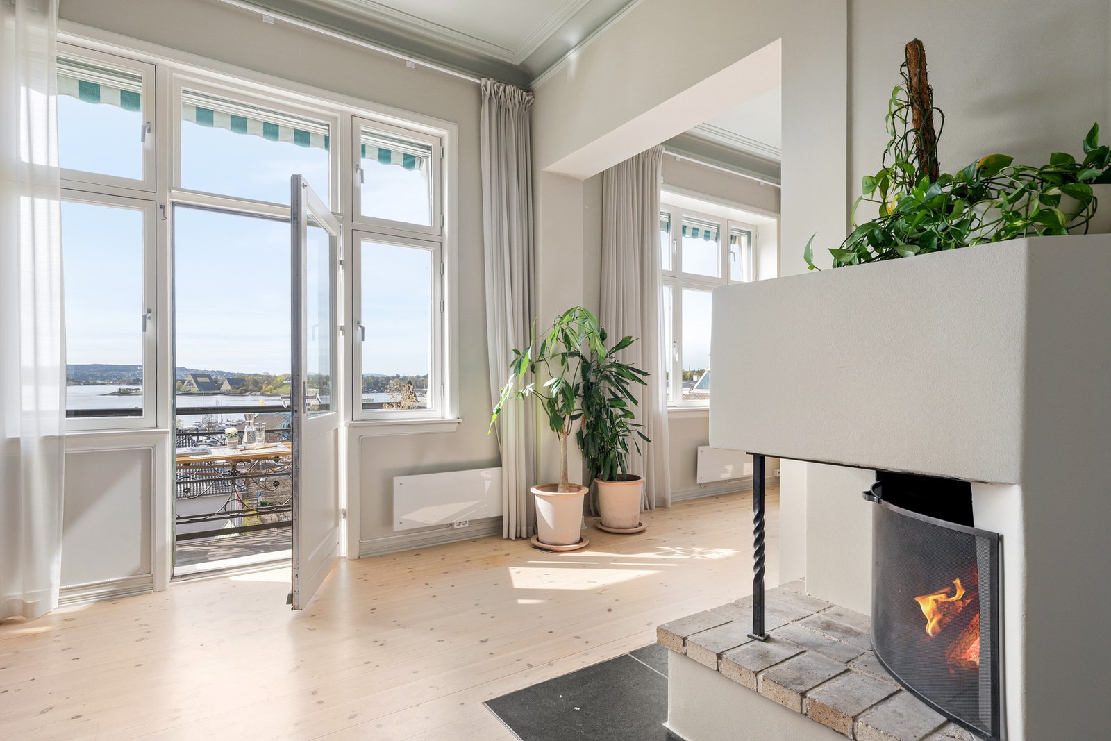 Flott peis i stue/bibliotek. Galleribilde