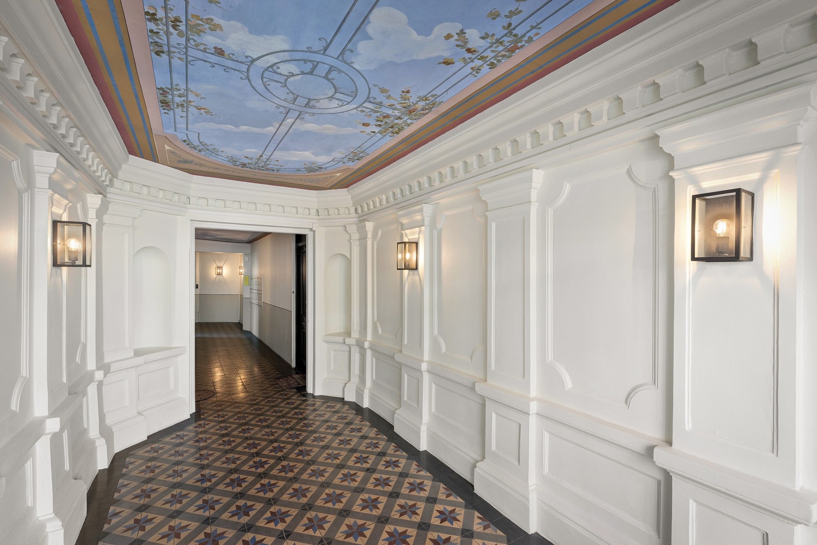 Stilfullt felles inngangsparti med gjennomførte detaljer og historisk preg. Galleribilde