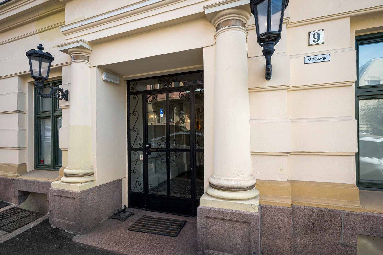 Representativt inngangsparti med klassiske detaljer. Galleribilde