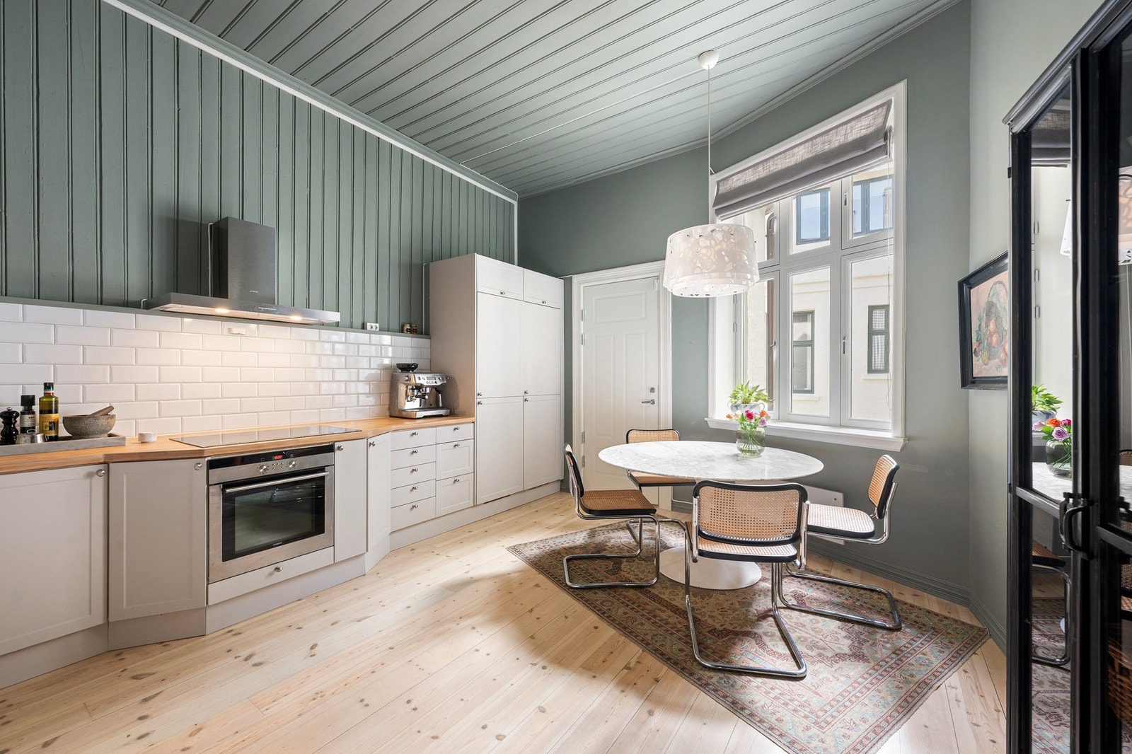 Kjøkkeninnredning med profilerte fronter. Kjøkkeninnredning med fronter i høyglanset utførelse. Galleribilde