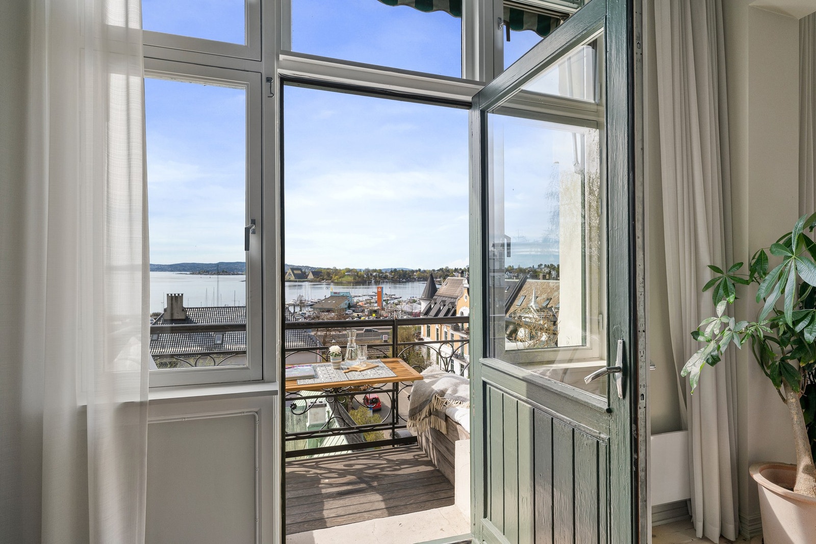 Utgang til balkong på ca. 4 m² med gode solforhold og sjøutsikt. Galleribilde