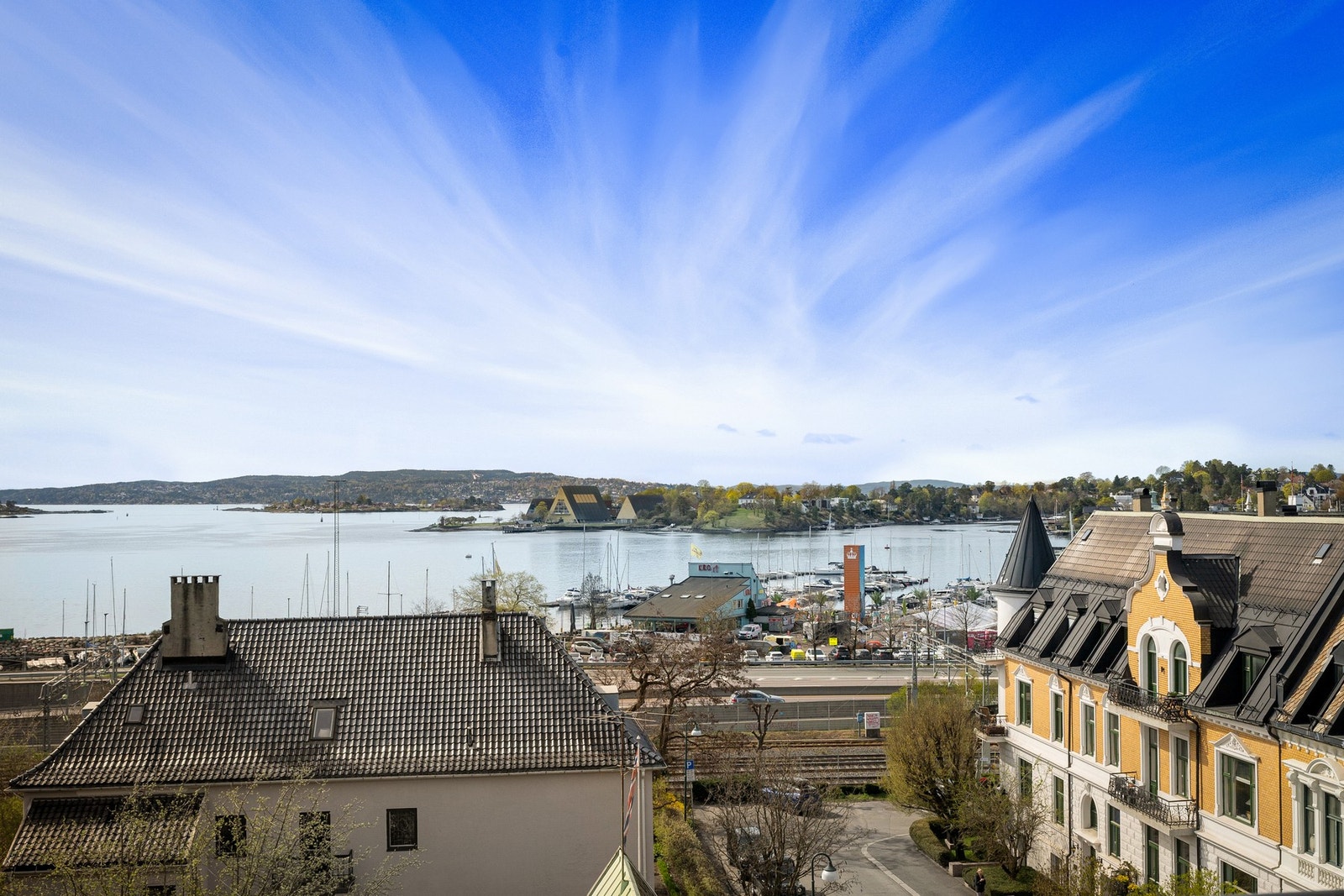 En klassisk, lys og innholdsrik leilighet på hele 202 kvm med solrik balkong og nydelig utsikt mot sjøen. Galleribilde