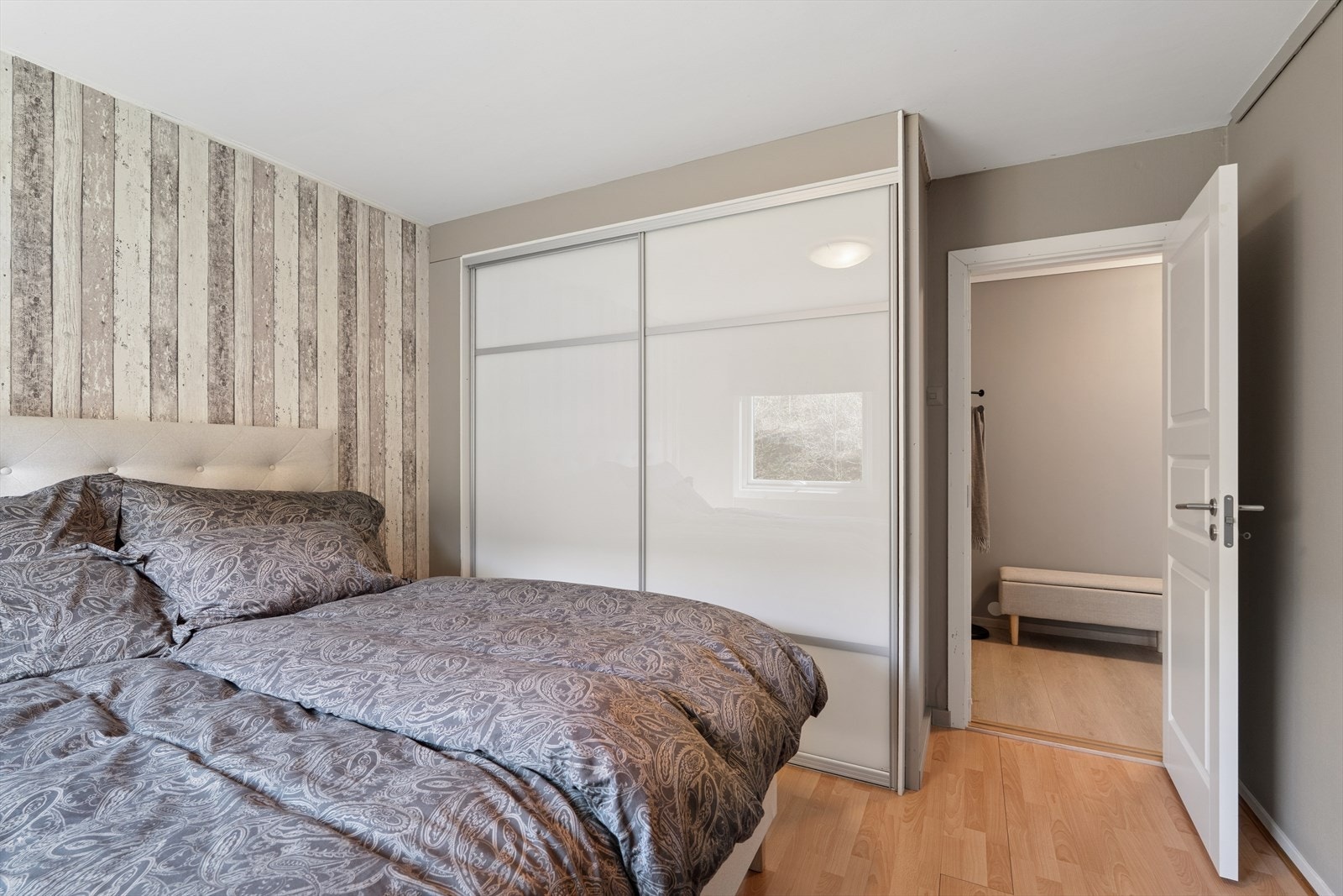 Hovedsoverom med skyvedørsgarderobe Galleribilde
