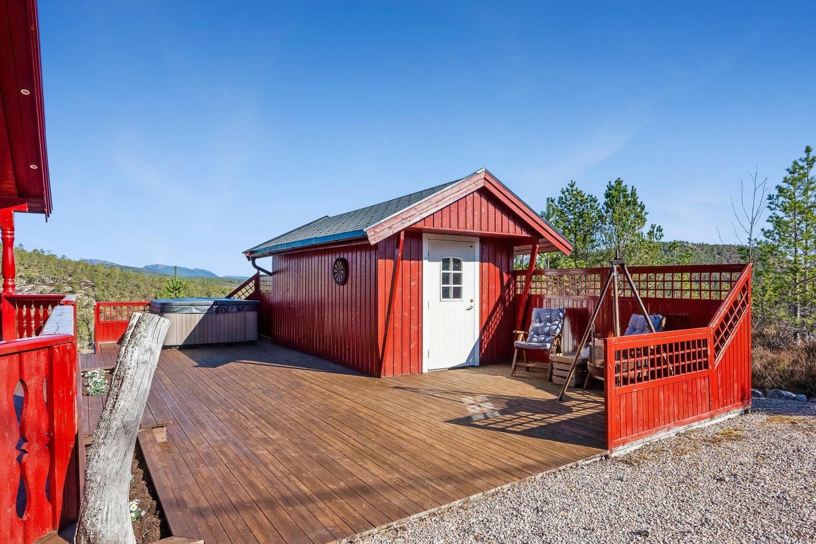 Plattingen gir en god forbindelse mellom hytta og og praktisk uthus/bod Galleribilde