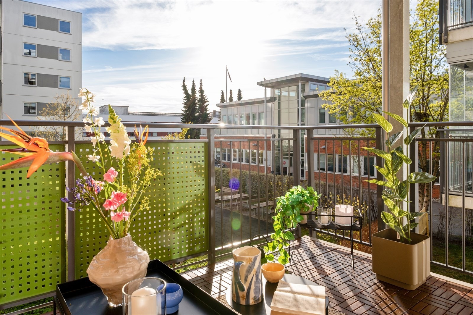 Balkongen har god plass til utemøbler, grill og hyggelig beplantning. Galleribilde